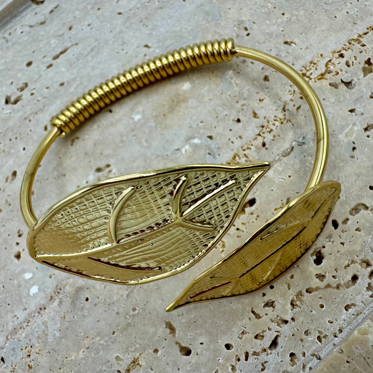 Pulseira Rigida Dourada Aço com Molas Folhas