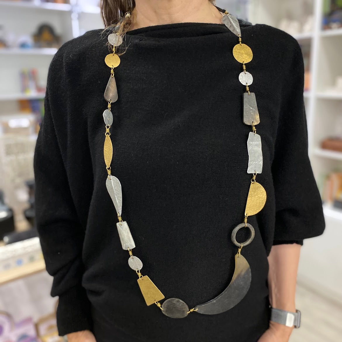 Colar Quenia, com Chapas Estampadas de Latão Prata e Dourado Velho