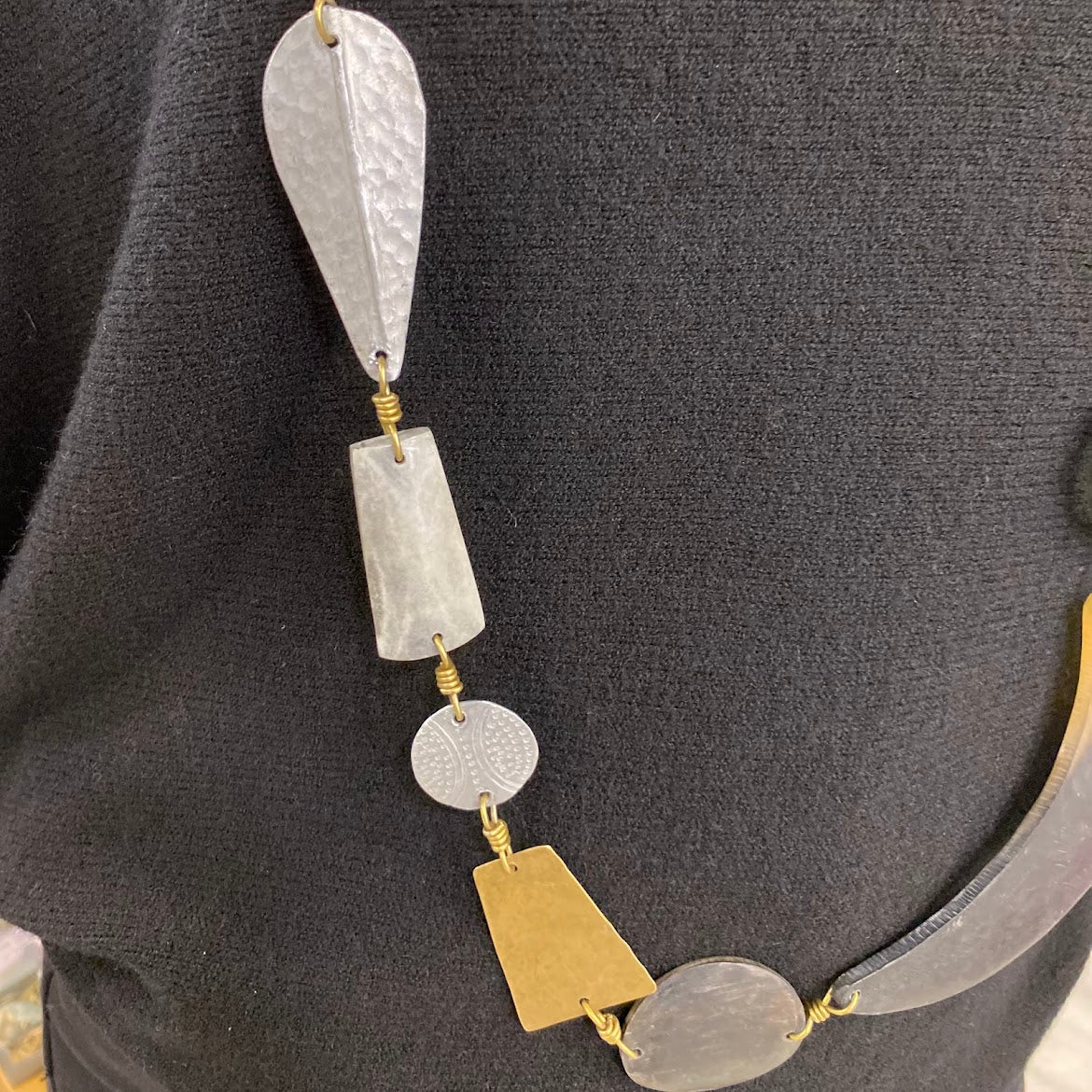 Colar Quenia, com Chapas Estampadas de Latão Prata e Dourado Velho