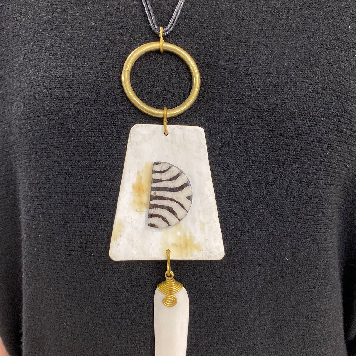 Colar Quenia, Padrão Zebra, Circulo Latão, Chapa Triangular