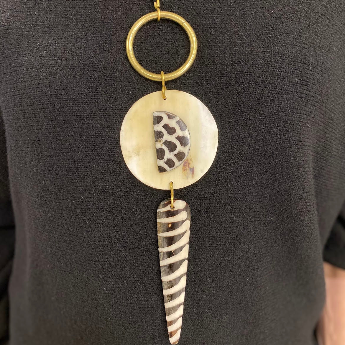 Colar Quenia, Circuloa de Latão com Chapa de Padrão (Reversível)