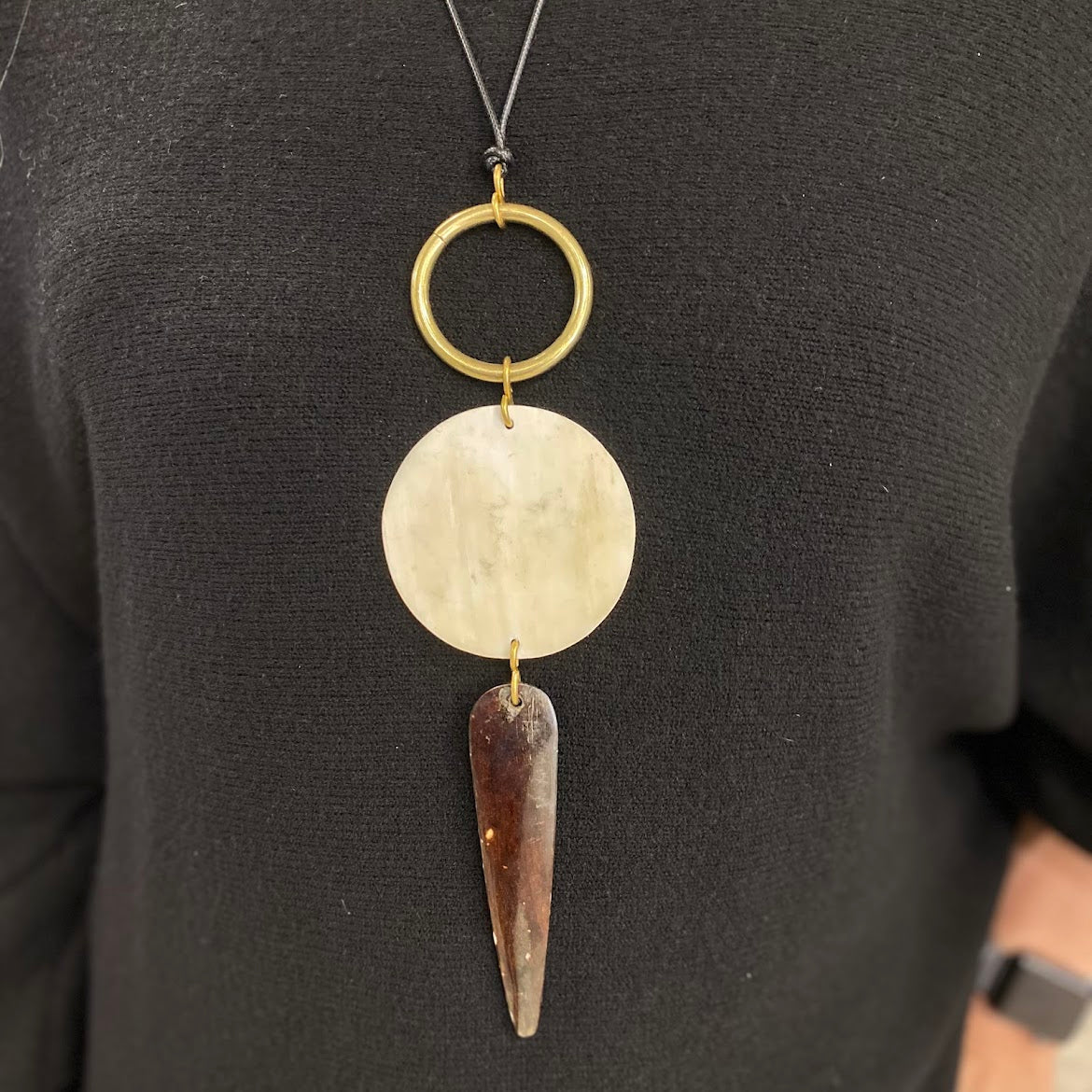 Colar Quenia, Circuloa de Latão com Chapa de Padrão (Reversível)