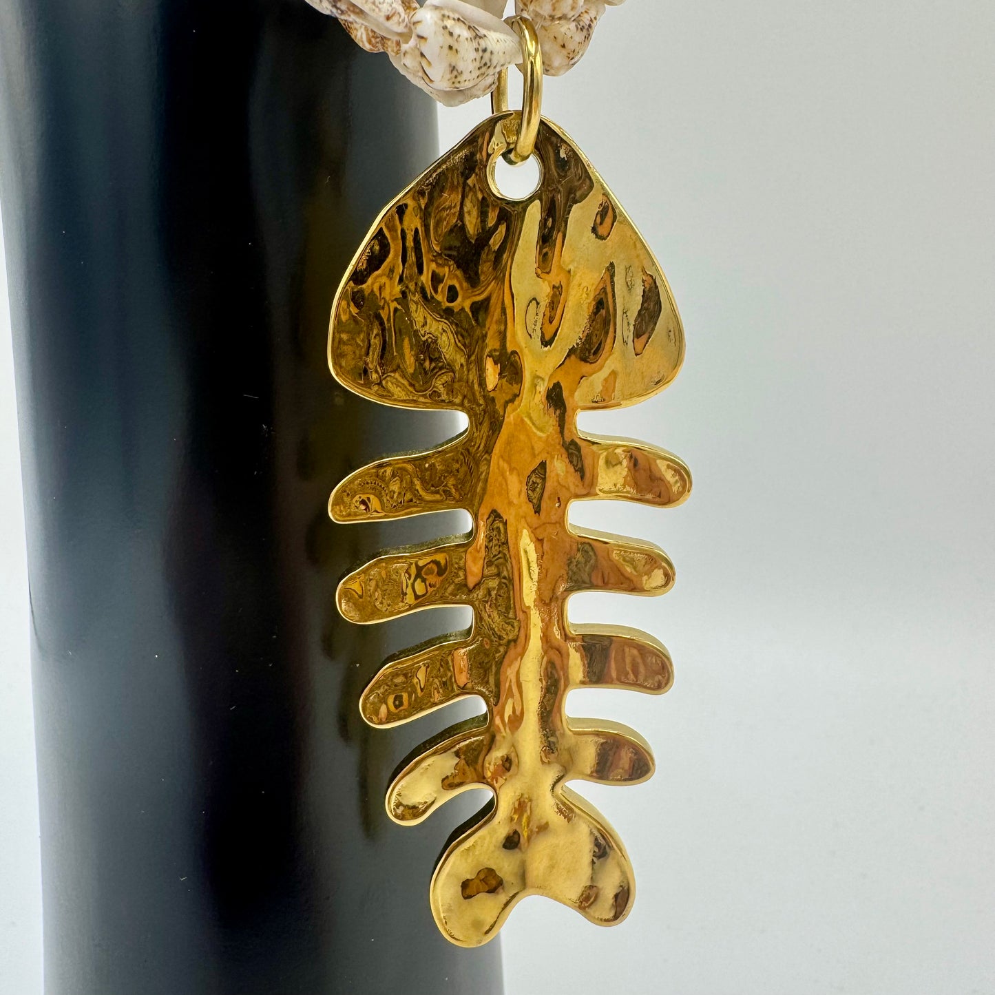 Colar Inox de Búzios com Peixe Dourado Gigante