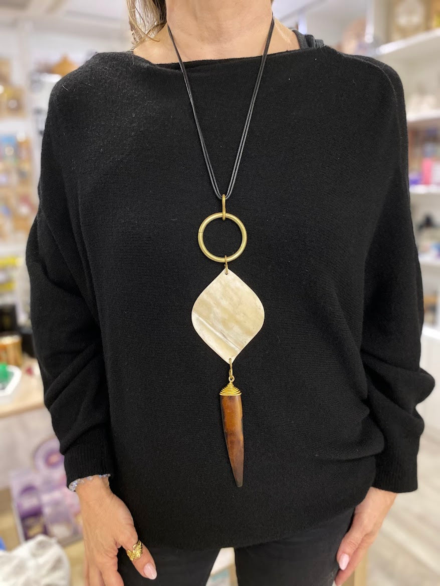 Colar Quenia, Miçanga Grande Amarela, com Chapas Brancas Geometricas