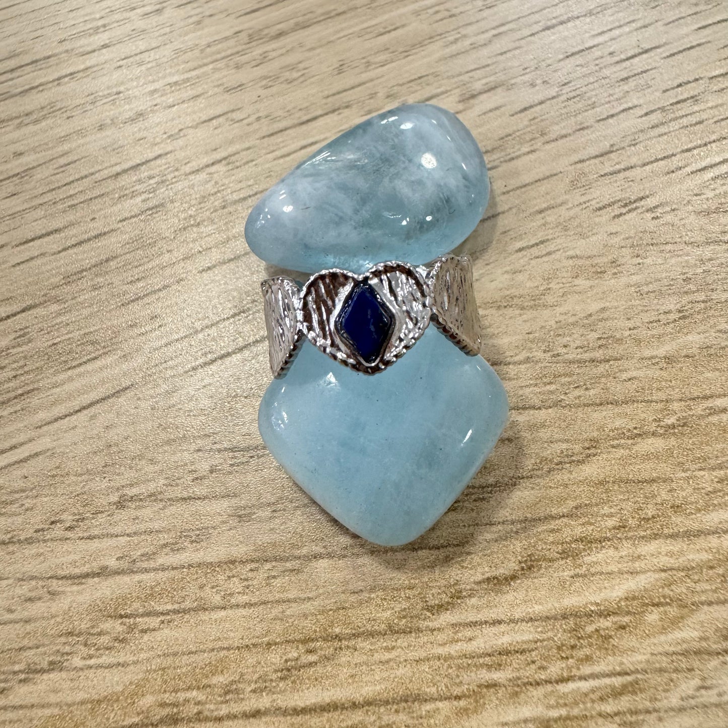 Anel Prateado Coraçoes Com Pedra Losângulo Sodalite