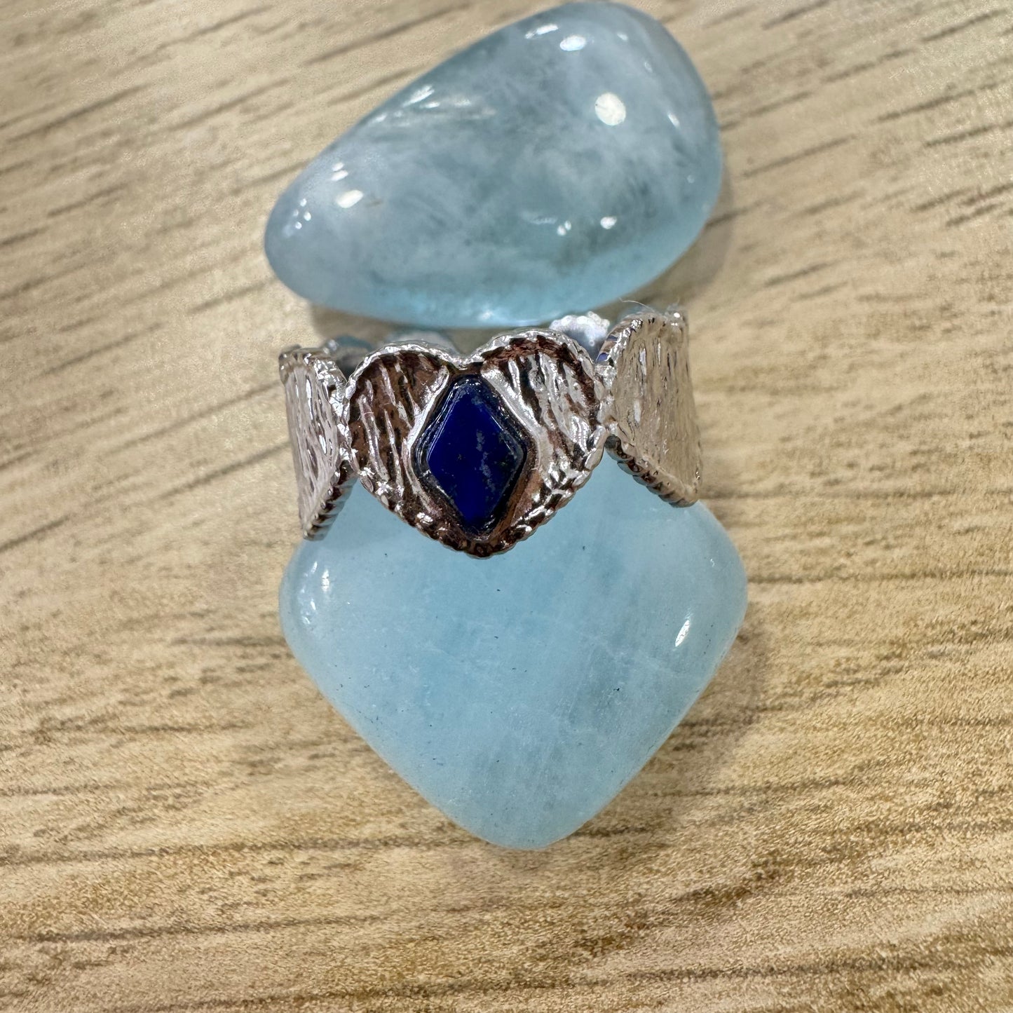 Anel Prateado Coraçoes Com Pedra Losângulo Sodalite