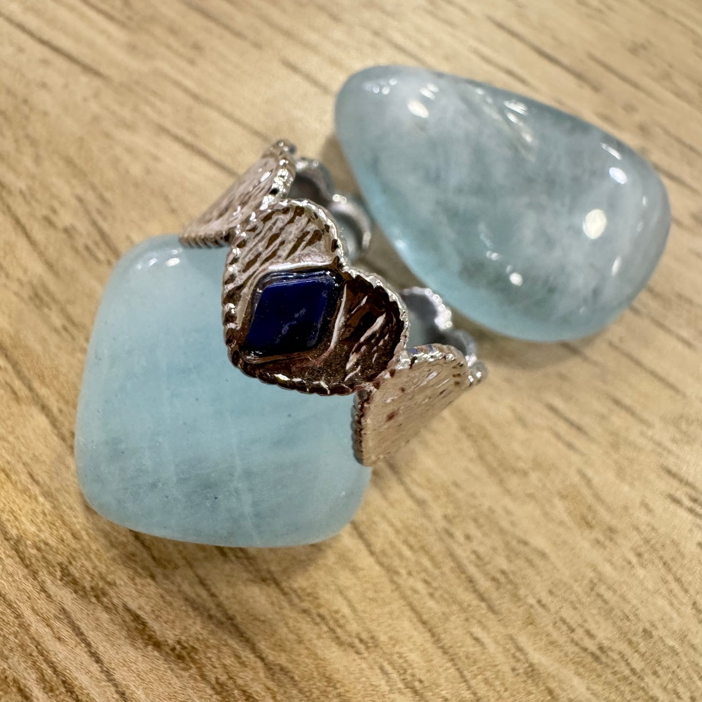 Anel Prateado Coraçoes Com Pedra Losângulo Sodalite