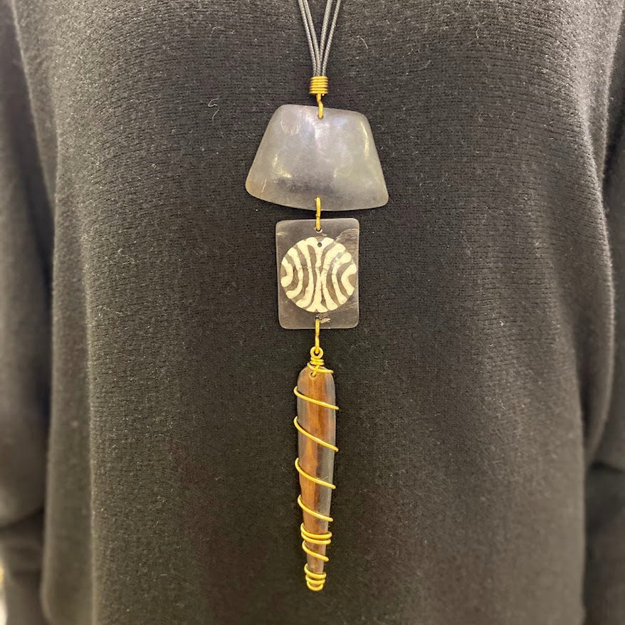 Colar Quenia, Chapa Zebra, Espiral de Latão