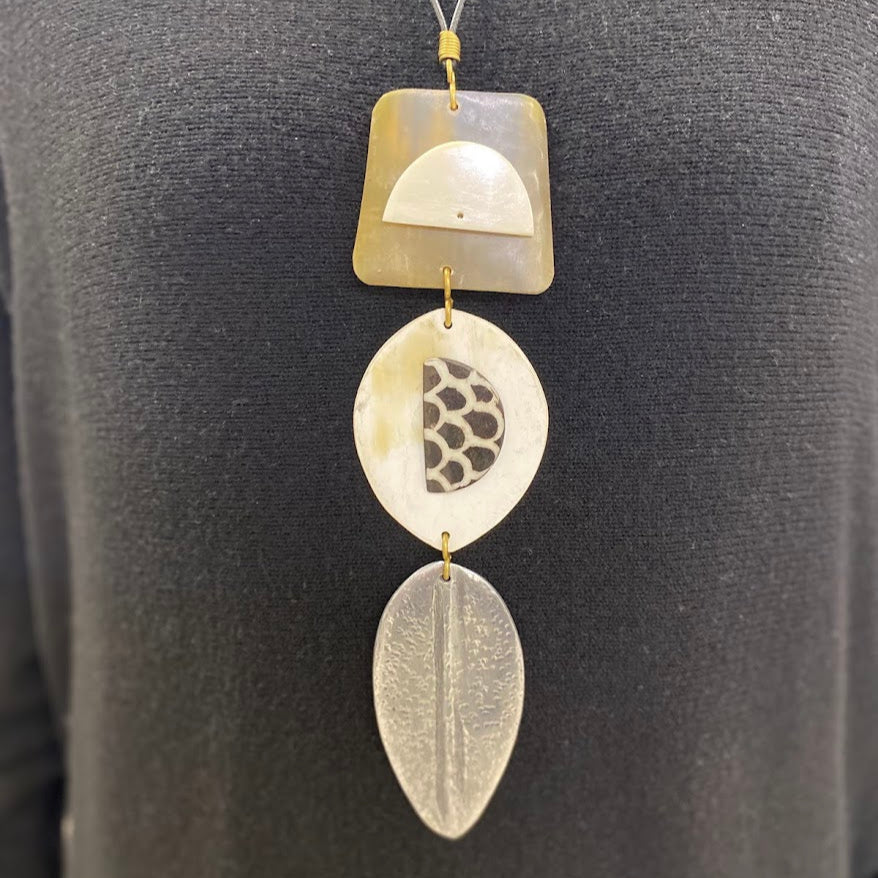 Colar Quenia, com Chapas de Osso e Padrão Preto e Branco (Reversível)