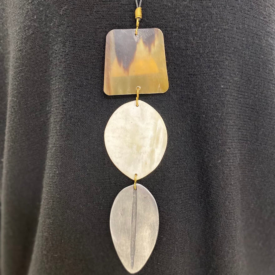 Colar Quenia, com Chapas de Osso e Padrão Preto e Branco (Reversível)