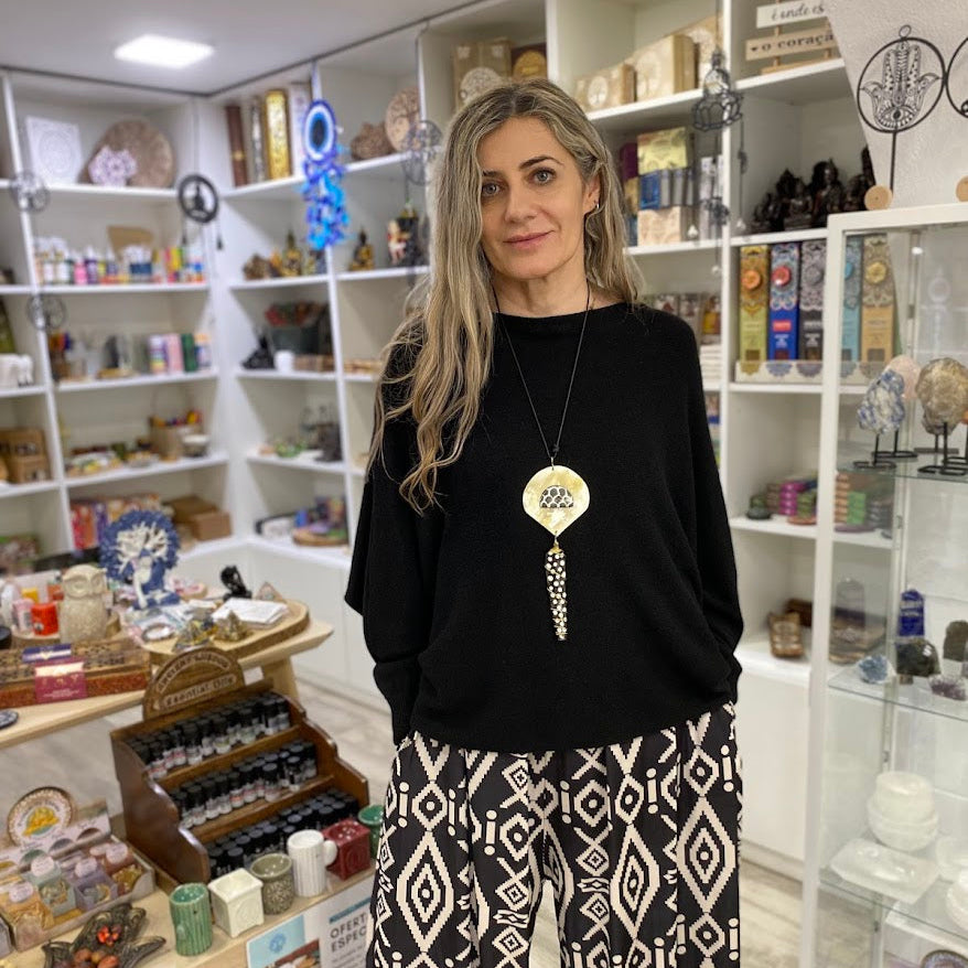 Colar Quenia, Chapa Padrão Branco e Preto com Bolinhas