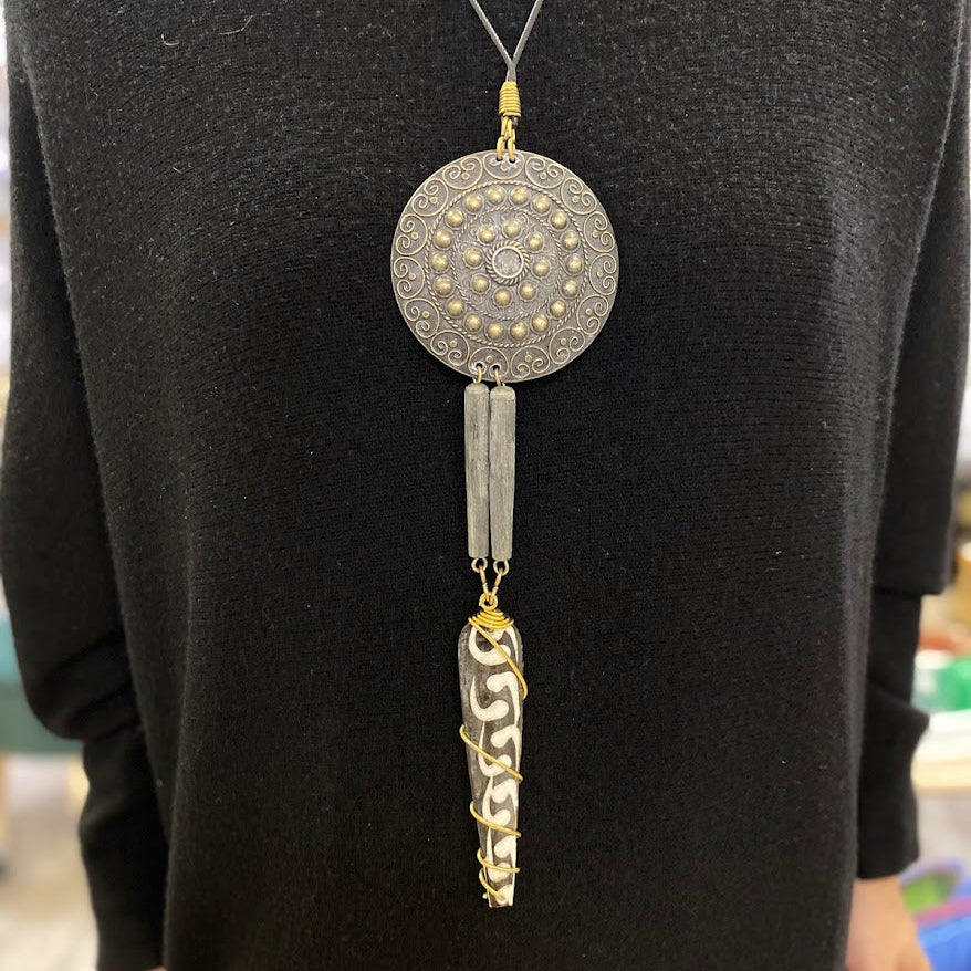 Colar Quenia, Chapa Tribal Castanha