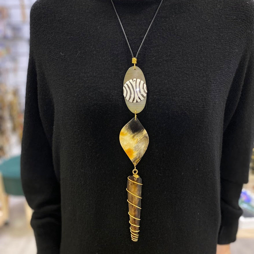 Colar Quenia, Chapa de Zebra com Espiral de Latão