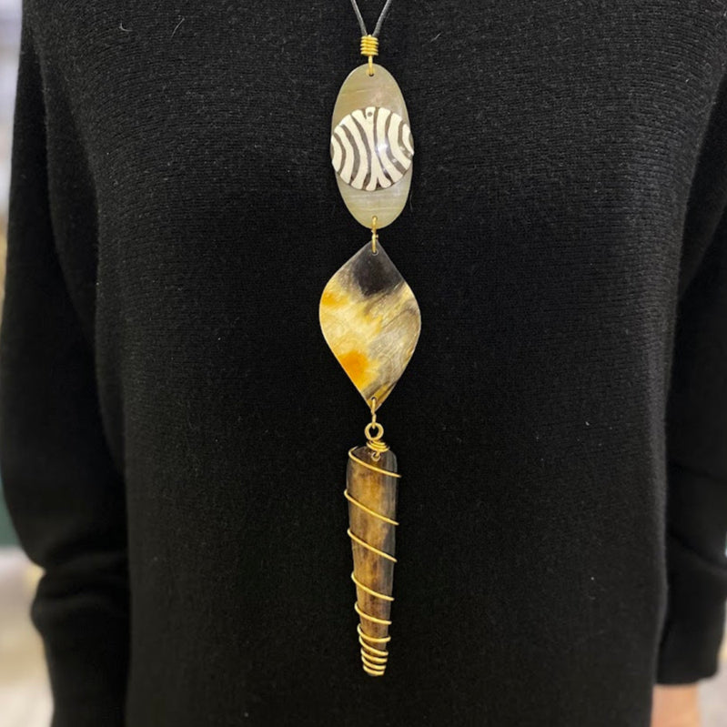 Colar Quenia, Chapa de Zebra com Espiral de Latão