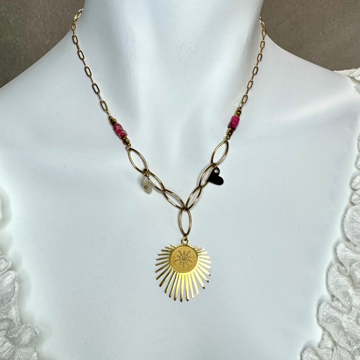 Fio Inox Dourado - Sol Irradiante com Pedras (Variantes Rosa e Laranja) Branco e Rosa Branco e Rosa