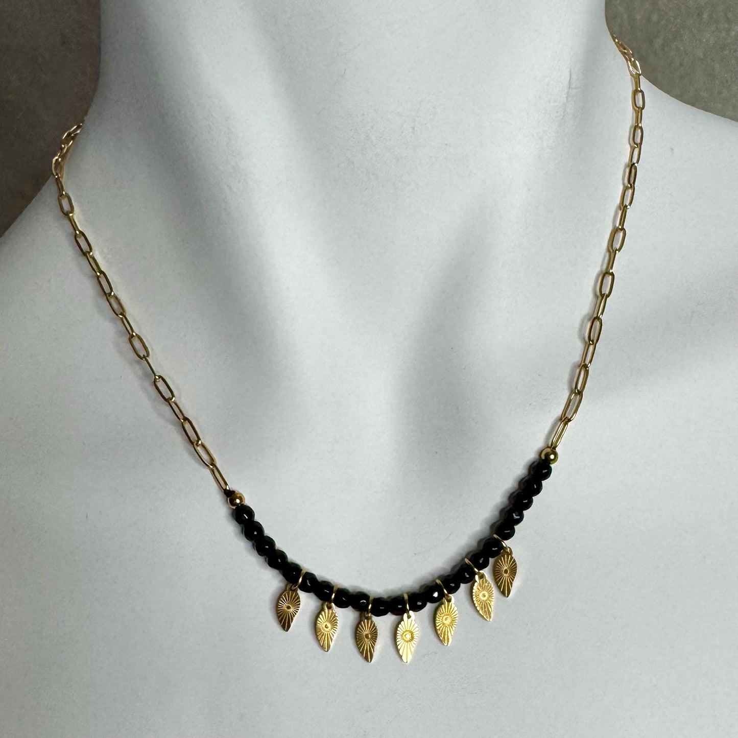 Fio Inox Dourado - Pedras Pretas e Folhinas