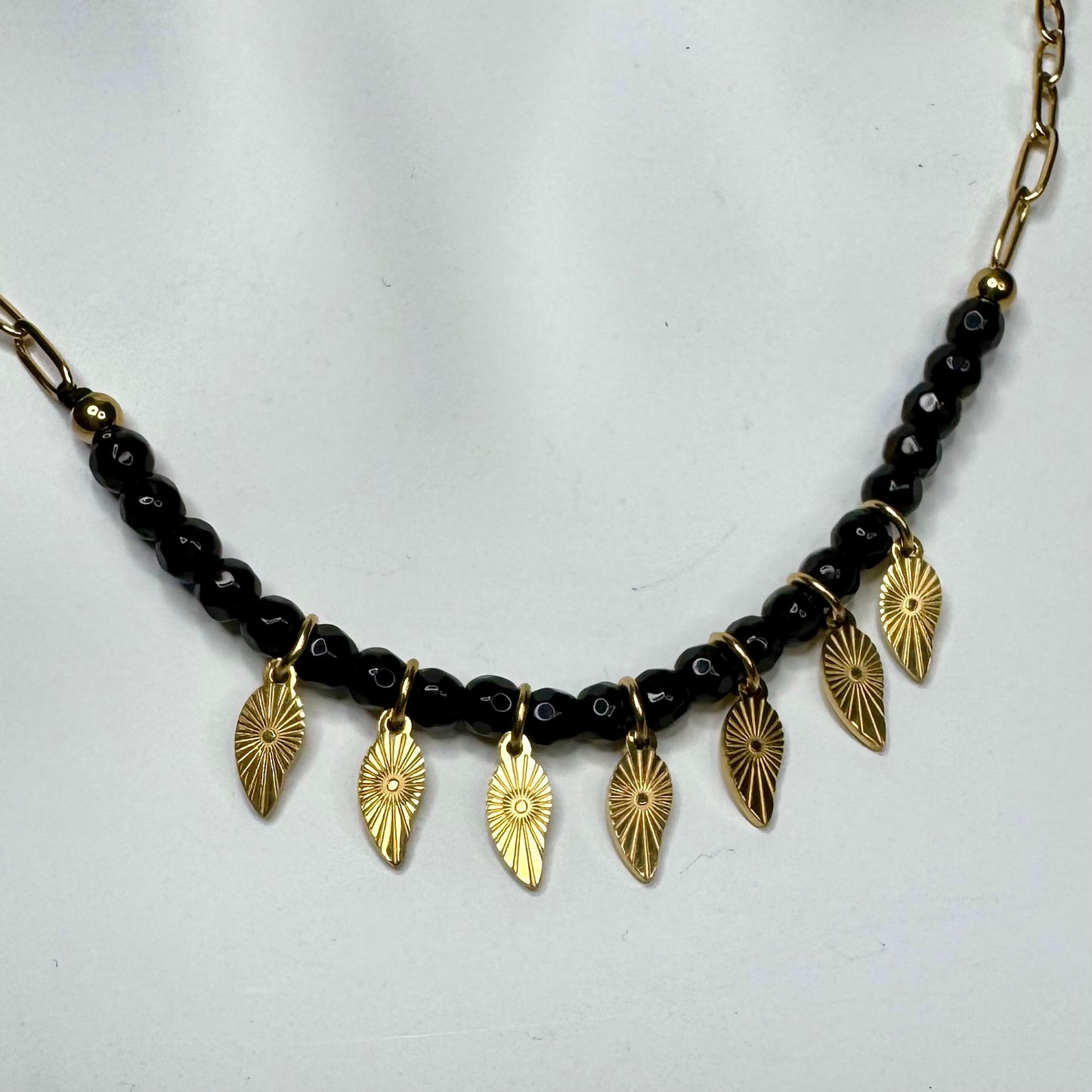 Fio Inox Dourado - Pedras Pretas e Folhinas