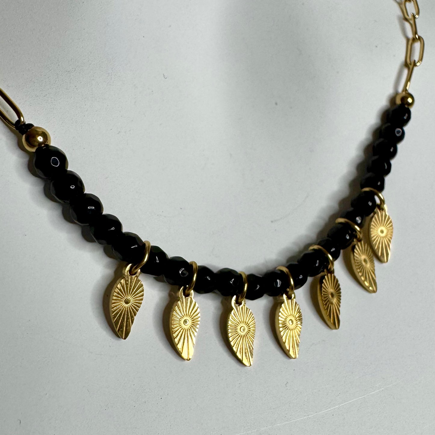 Fio Inox Dourado - Pedras Pretas e Folhinas