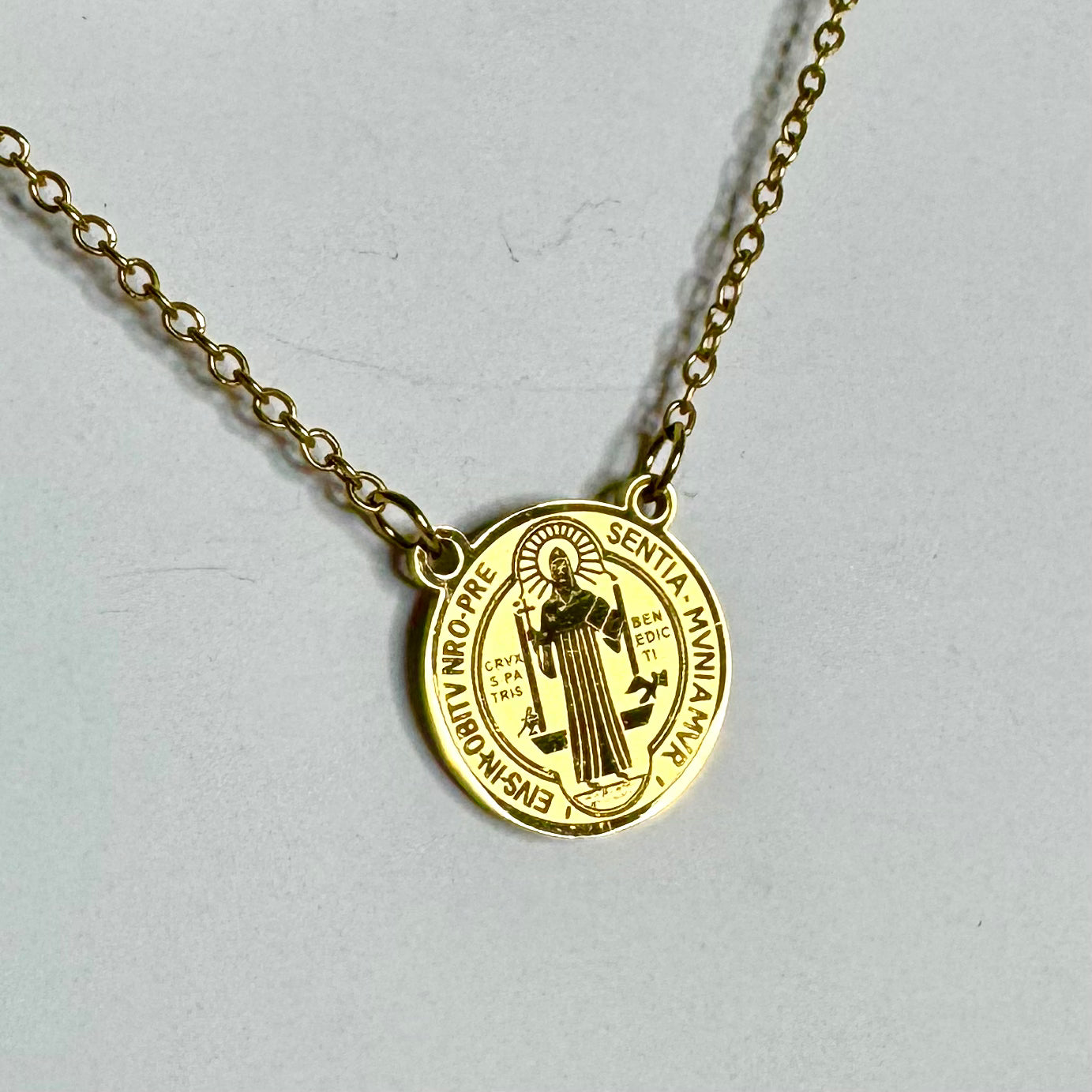 Escapulário Fio Inox Dourado - Medalha S. Bento Pequena