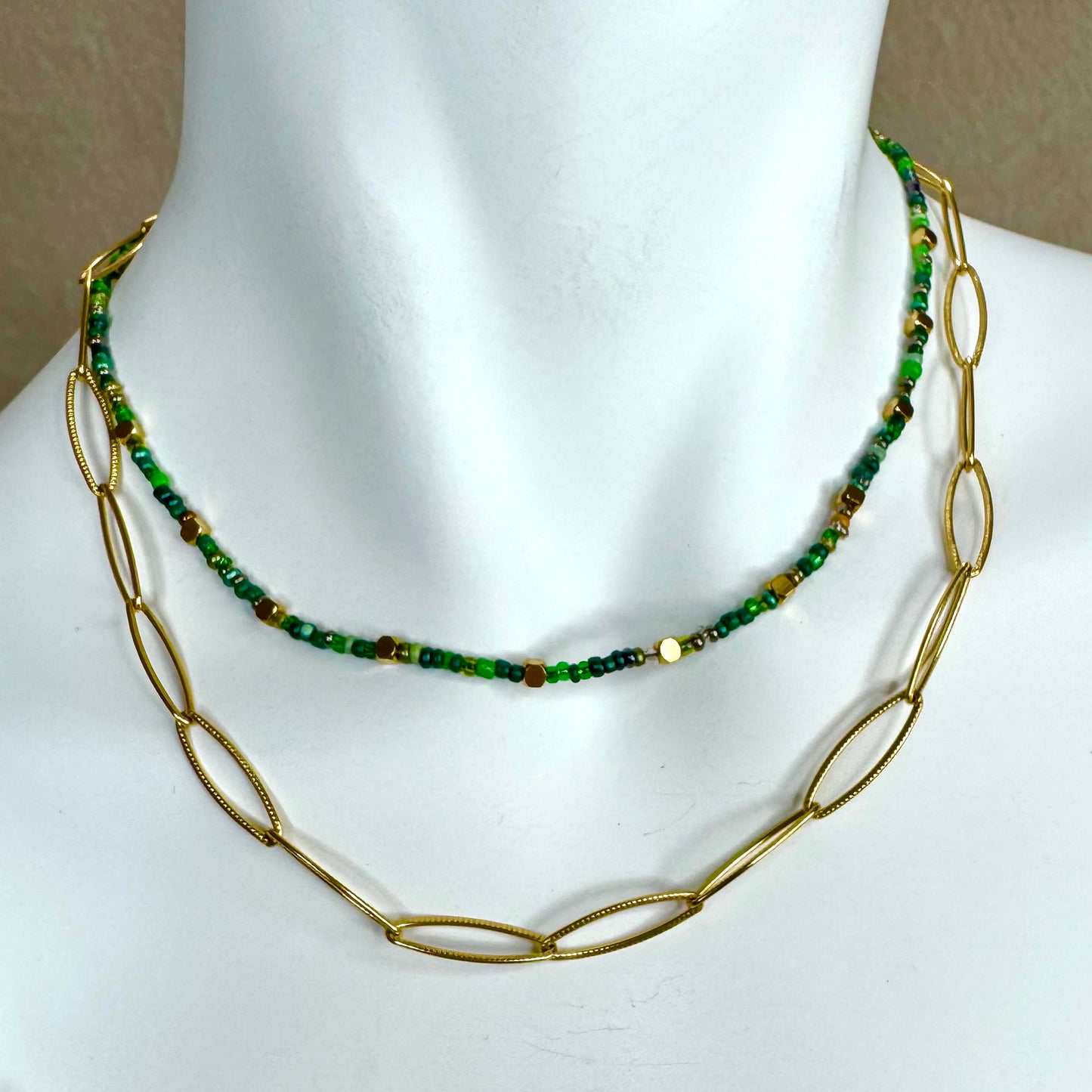 Fio Duplo Dourado com Missangas Verdes
