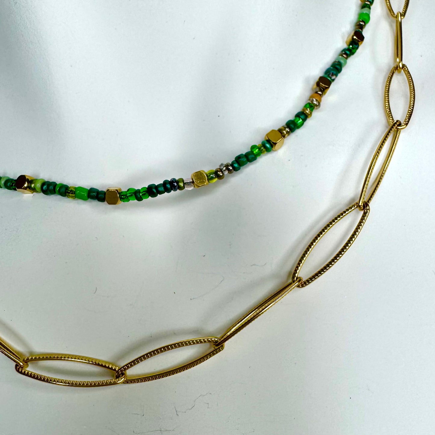 Fio Duplo Dourado com Missangas Verdes