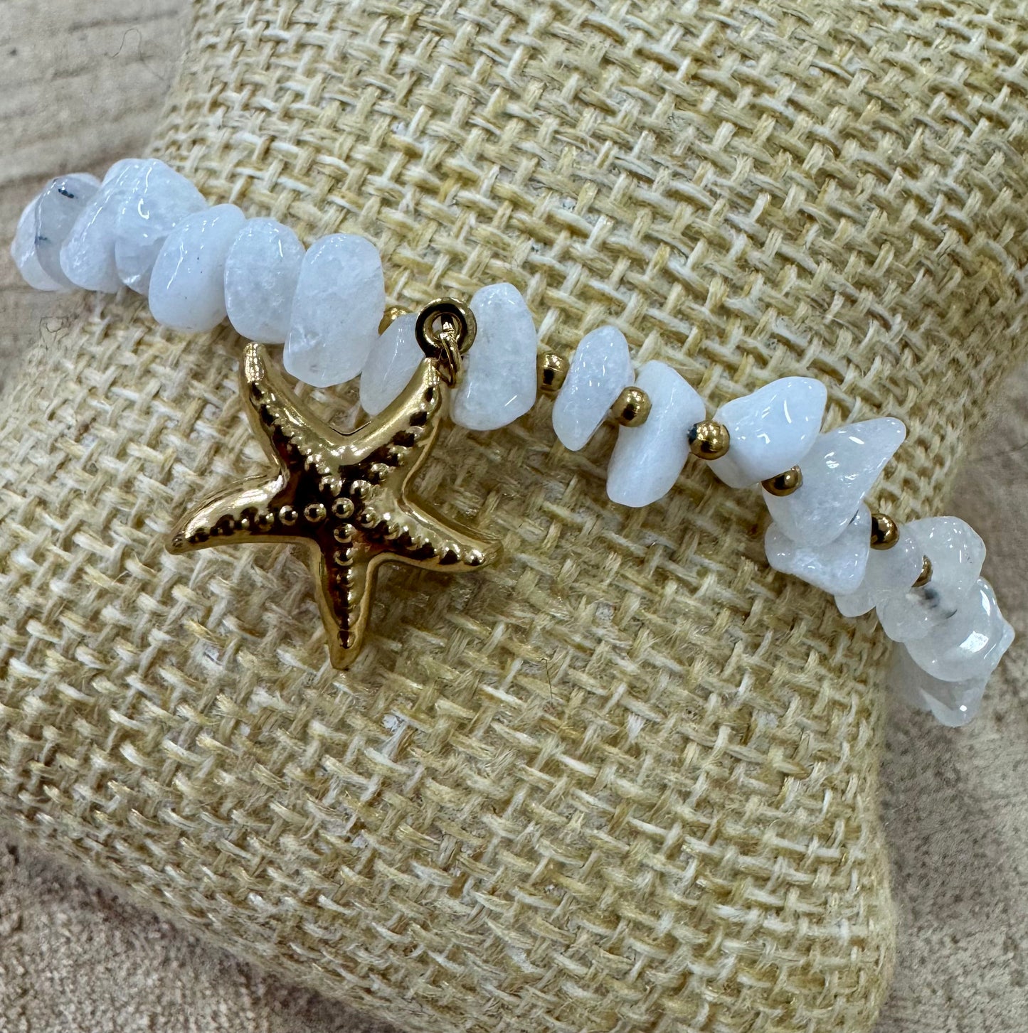 Pulseira Cascalho Branco com Estrela do Mar Dourado