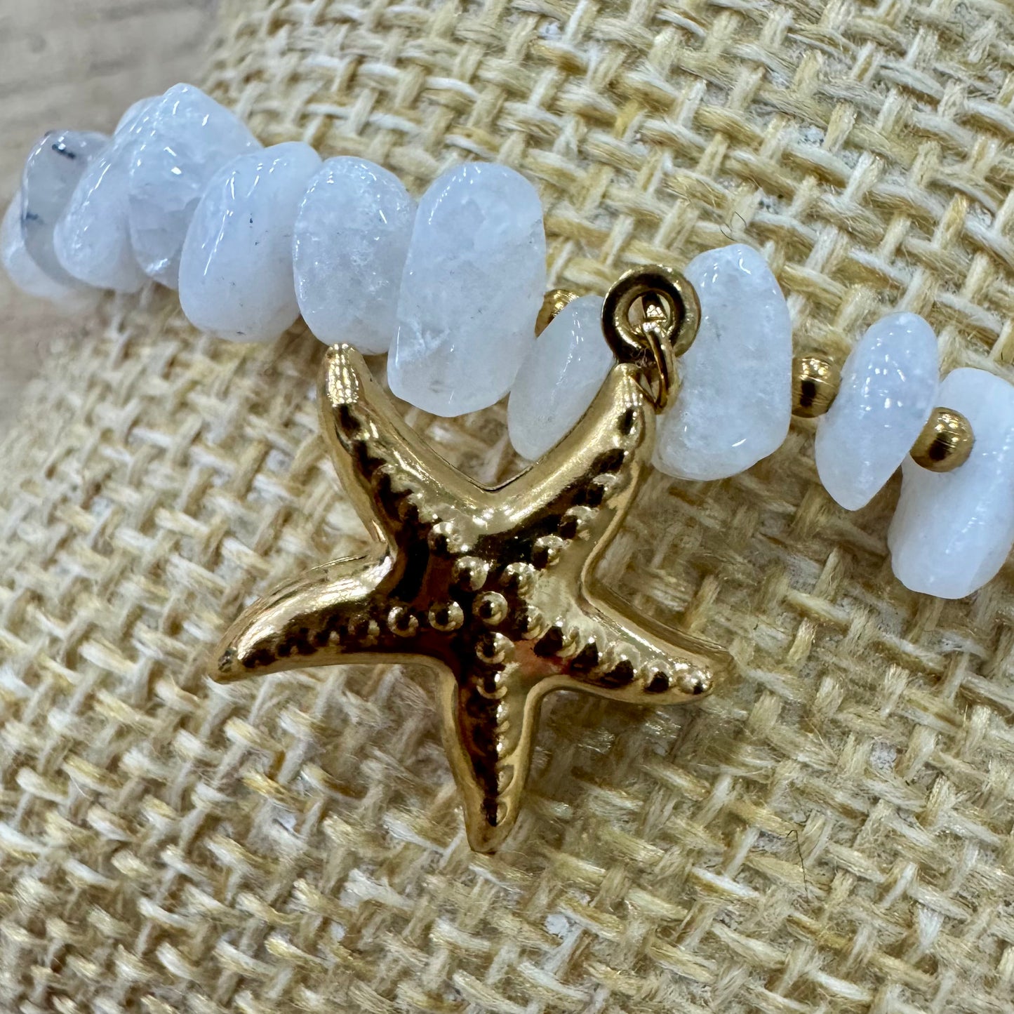 Pulseira Cascalho Branco com Estrela do Mar Dourado