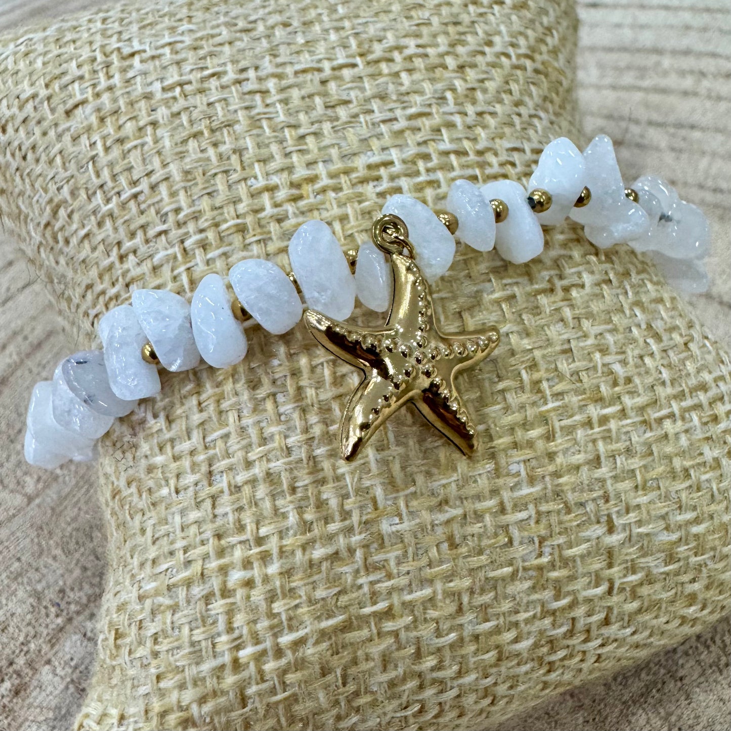 Pulseira Cascalho Branco com Estrela do Mar Dourado