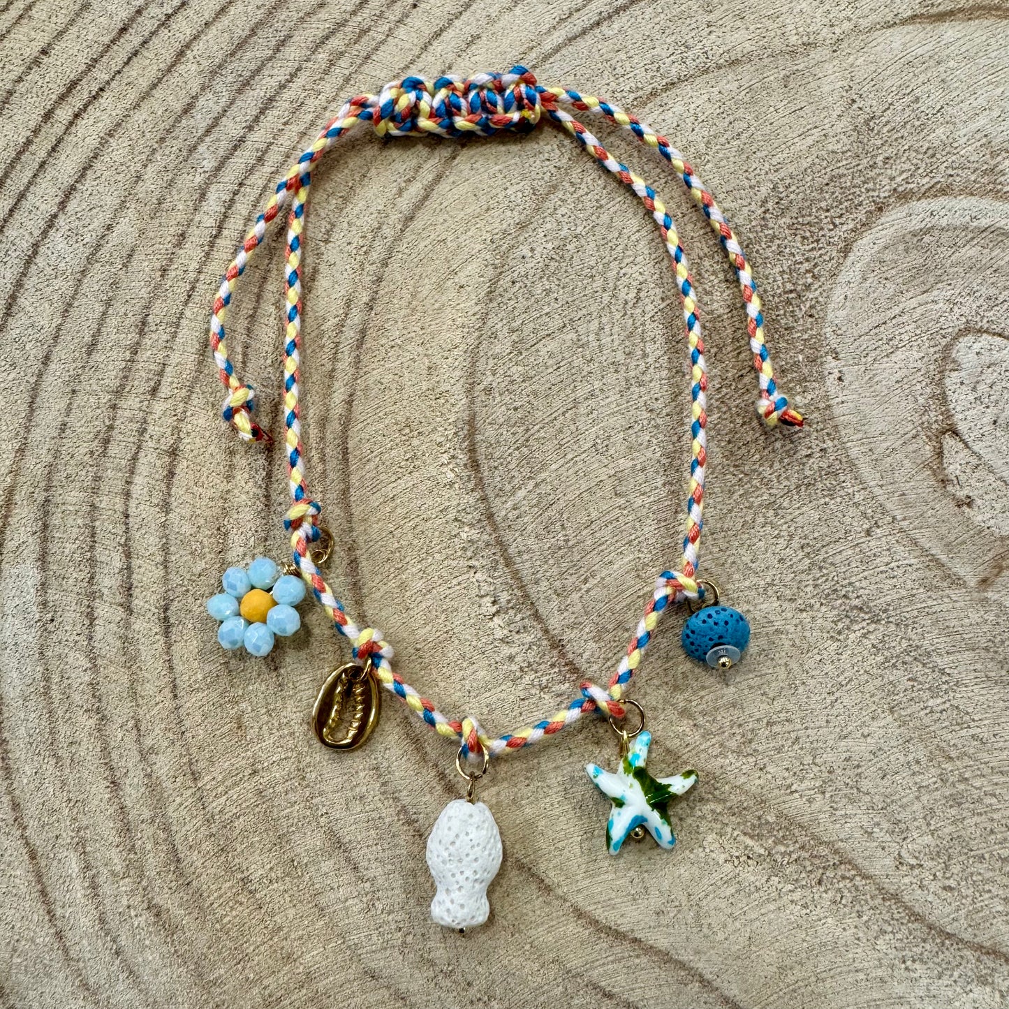 Pulseira de Pé Corda Colorida e Pendentes Azuis