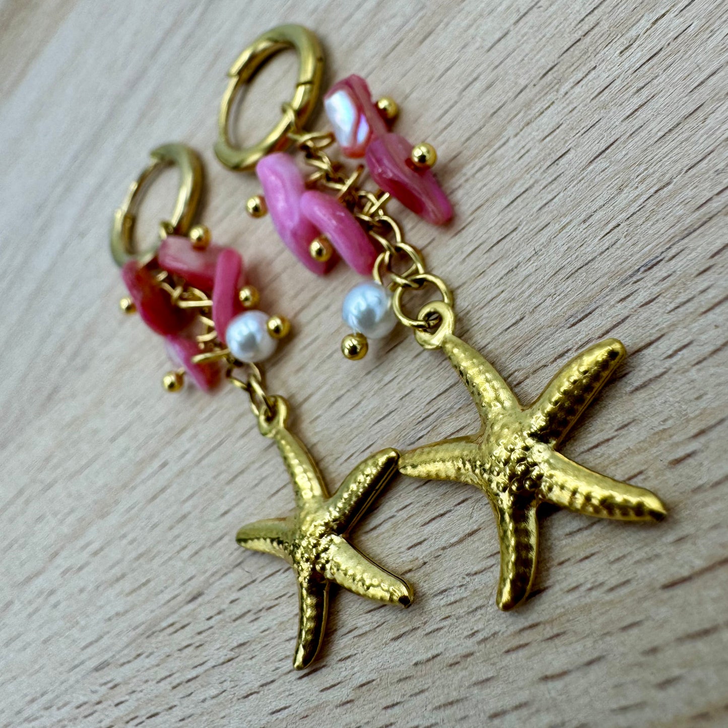 Brincos Dourado Argolas com Estrela do Mar e Cascalho - Rosa