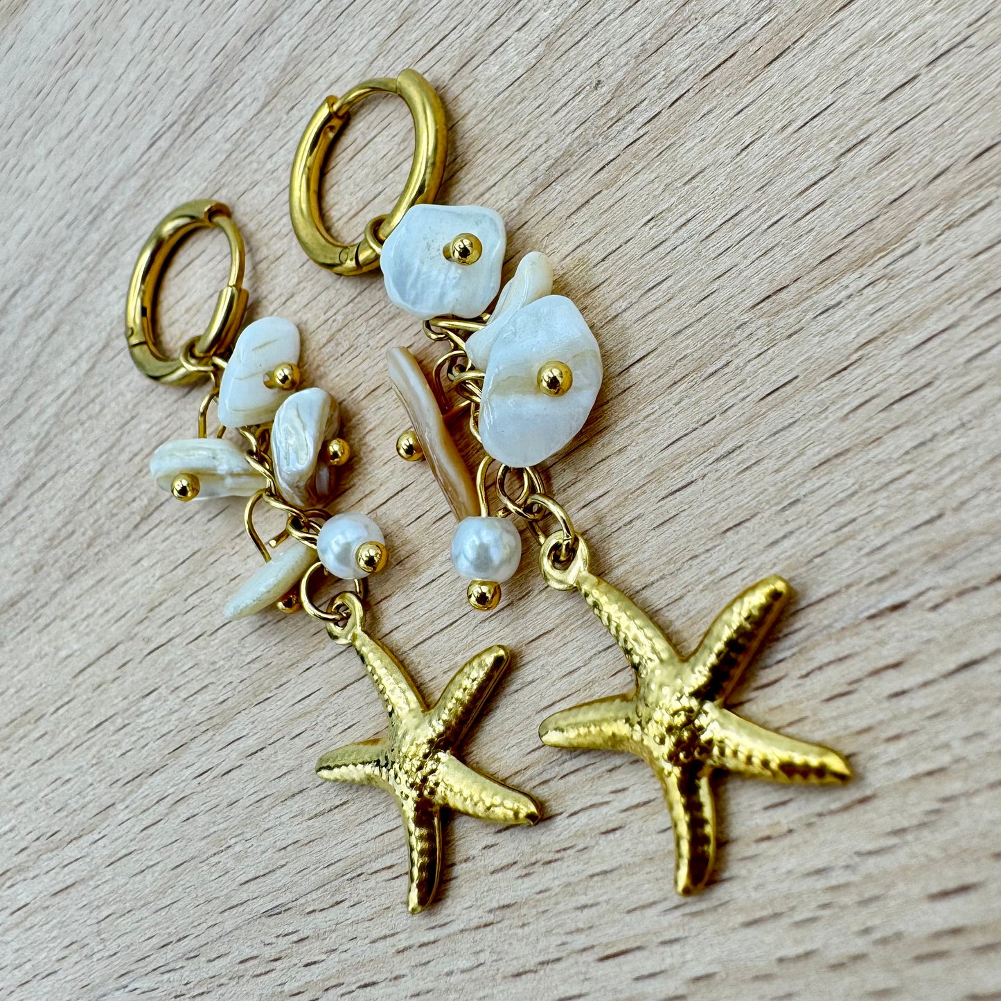 Brincos Dourado Argolas com Estrela do Mar e Cascalho - Branco