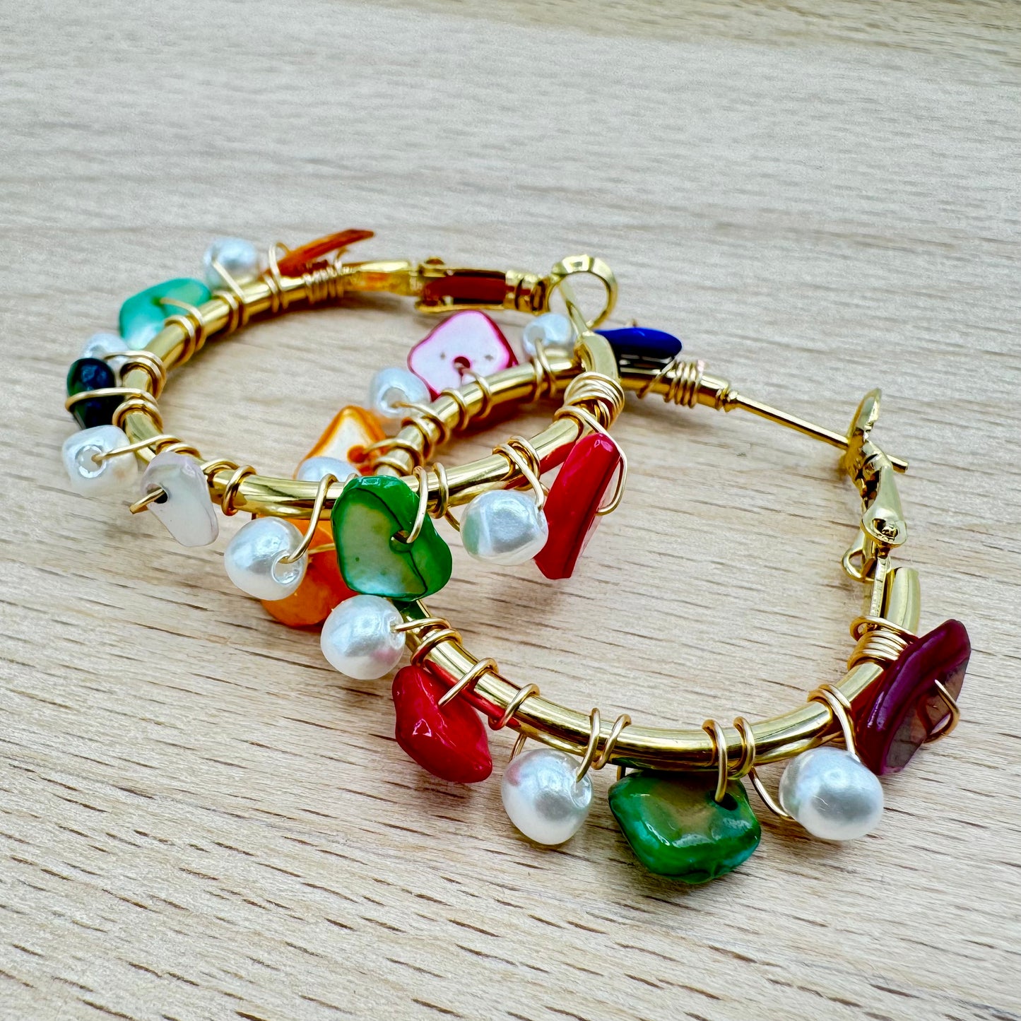 Brincos Argolas Médias com Cascalho Multicolor