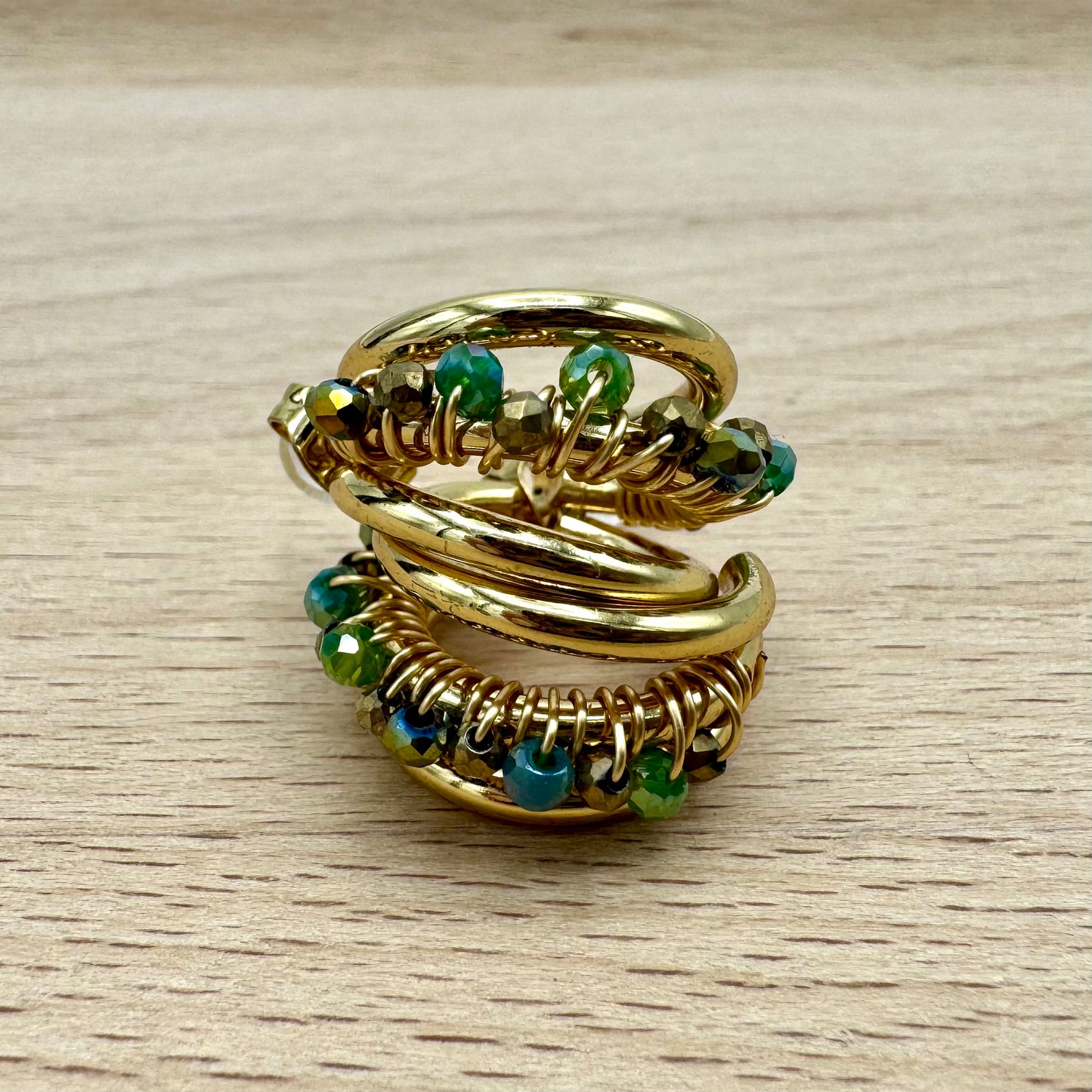Brincos Argola Pequena Tripla com Pedrinhas Brilhantes Dourado - Verdes