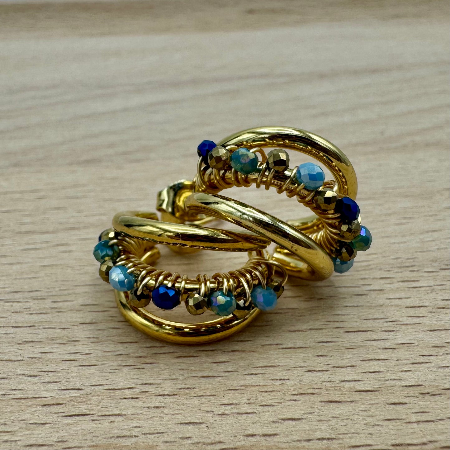 Brincos Argola Pequena Tripla com Pedrinhas Brilhantes Dourado - Azuis