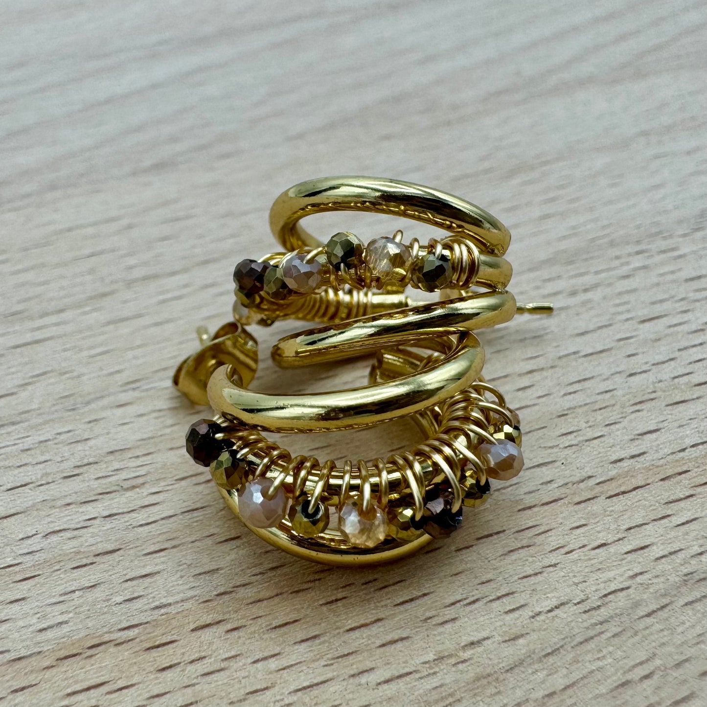 Brincos Argola Pequena Tripla com Pedrinhas Brilhantes Dourado - Dourados