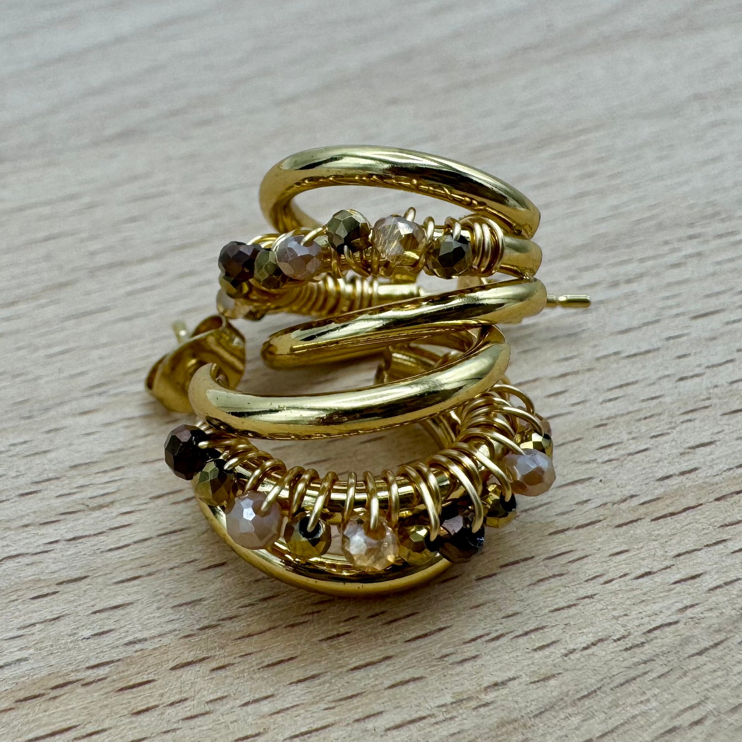 Brincos Argola Pequena Tripla com Pedrinhas Brilhantes Dourado - Dourados
