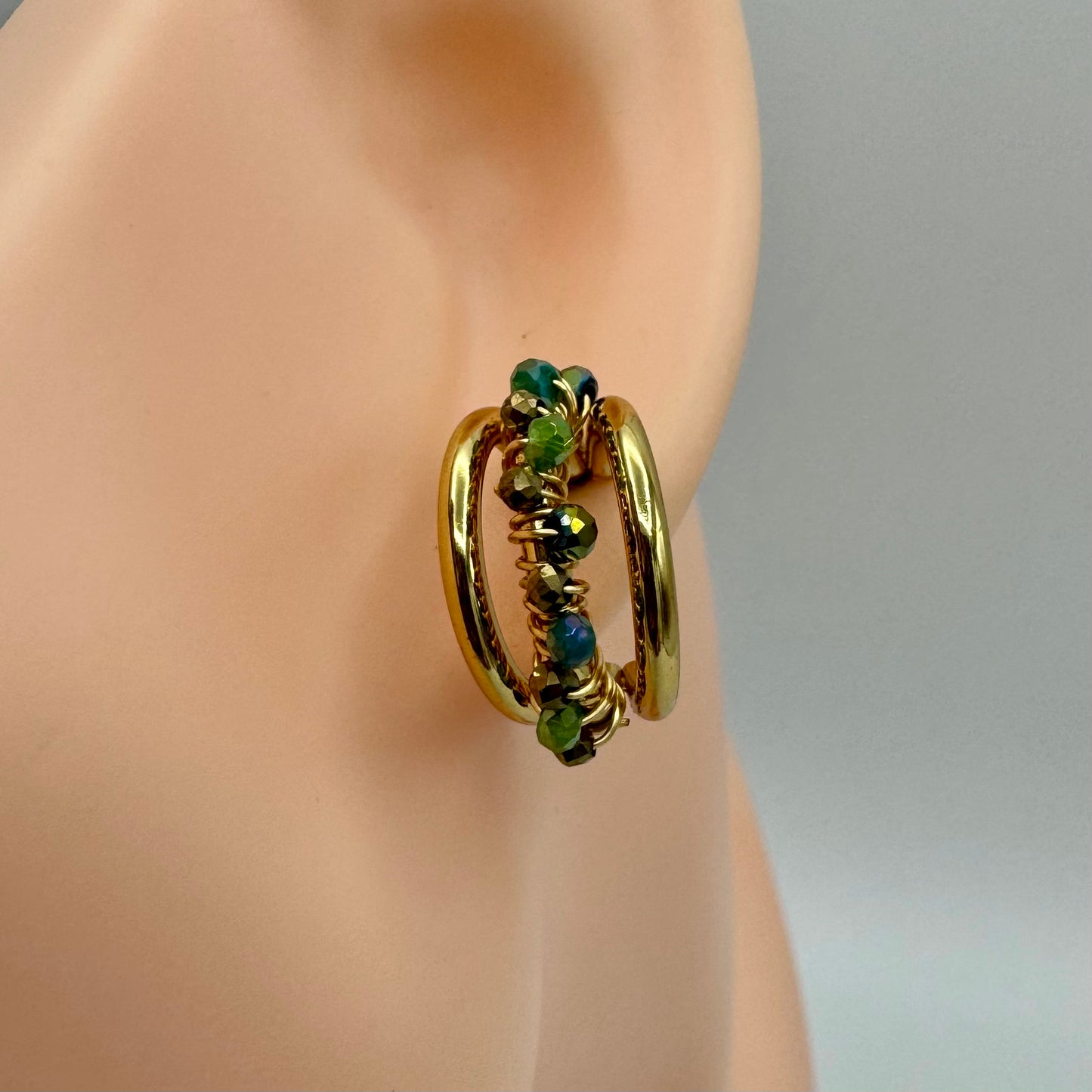 Brincos Argola Pequena Tripla com Pedrinhas Brilhantes Dourado - Verdes