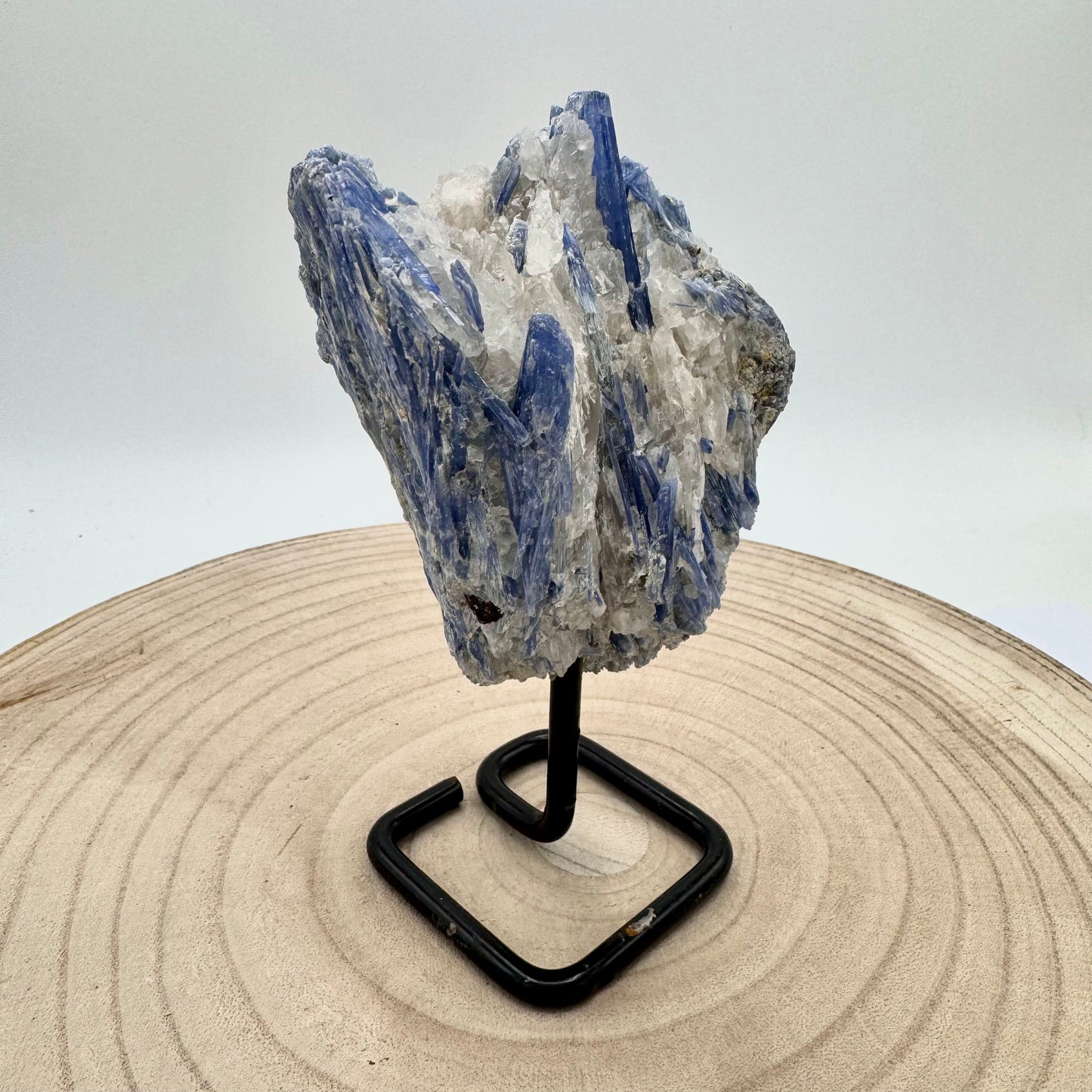 Pedra em Base de Metal, 15-18cm - Cianita Azul