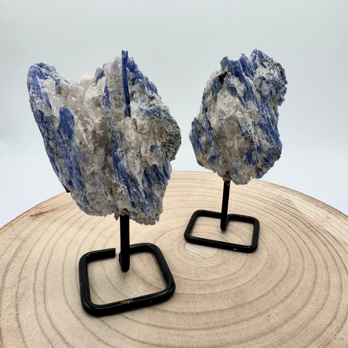 Pedra em Base de Metal, 15-18cm - Cianita Azul