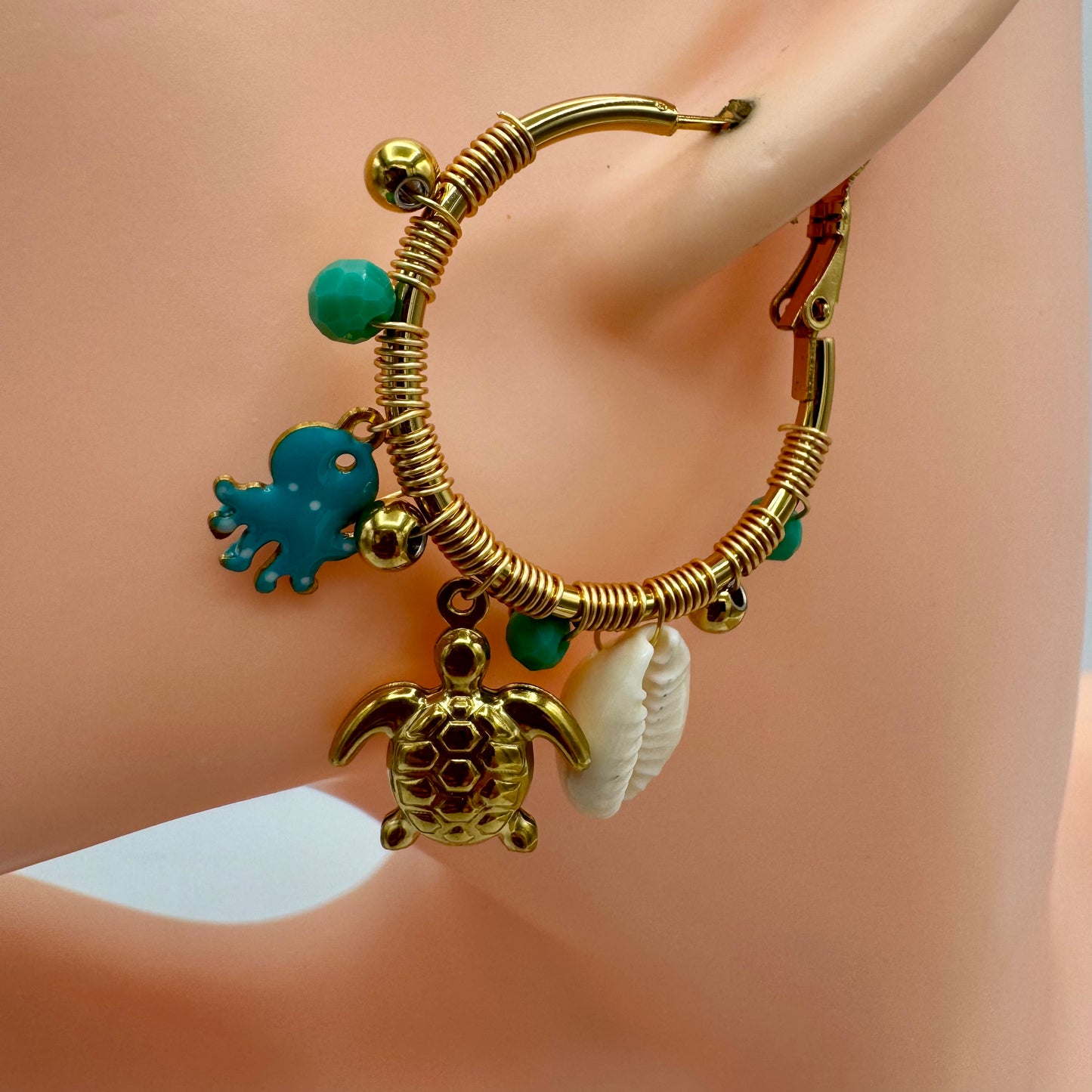 Brincos Argolas Pedrinhas, tartarugas e Concha Verde Aço Dourado