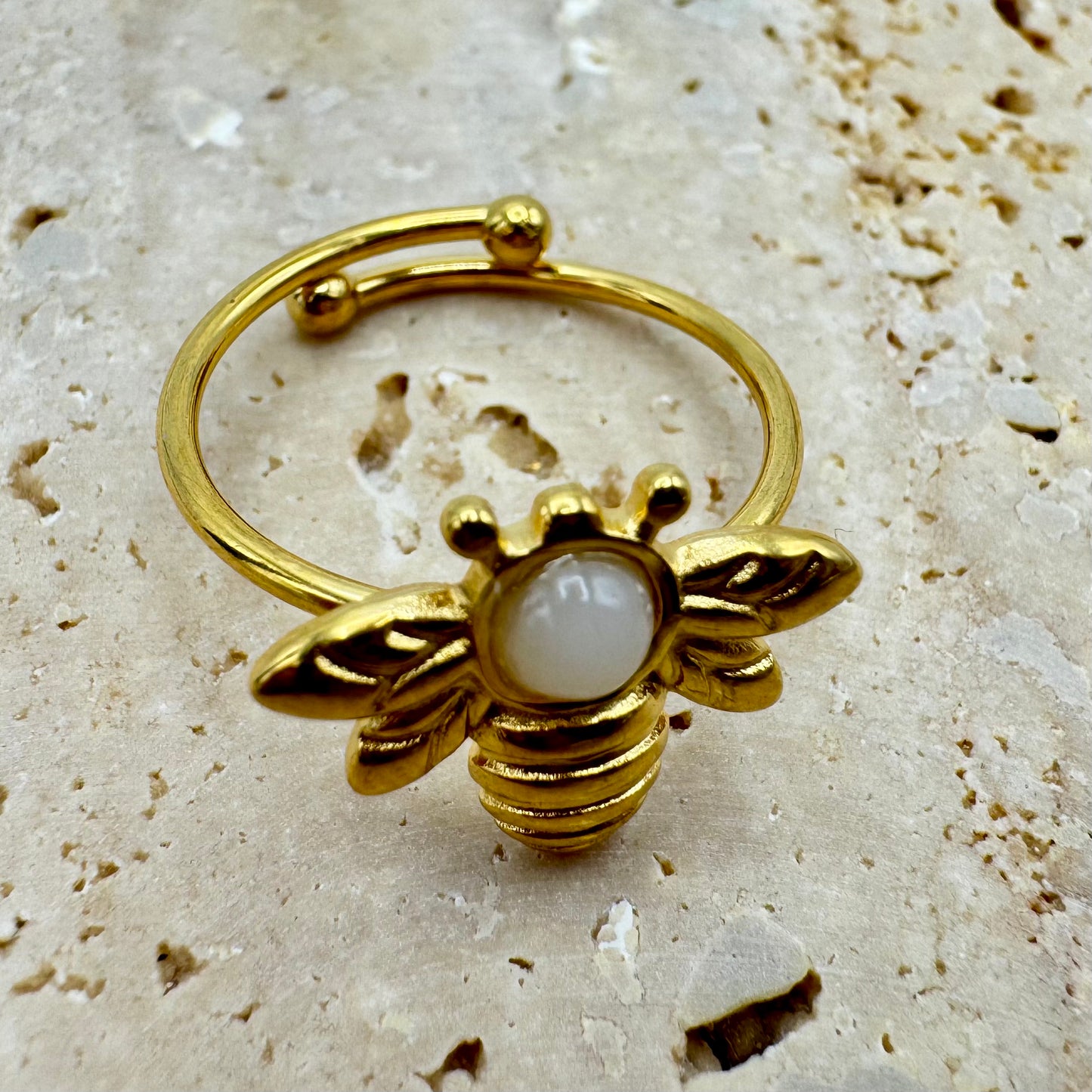 Anel Abelha Pedra Branca Dourado