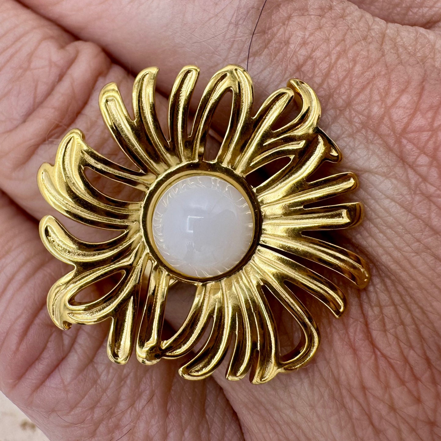 Anel Flor Grande Redonda Branco Dourado