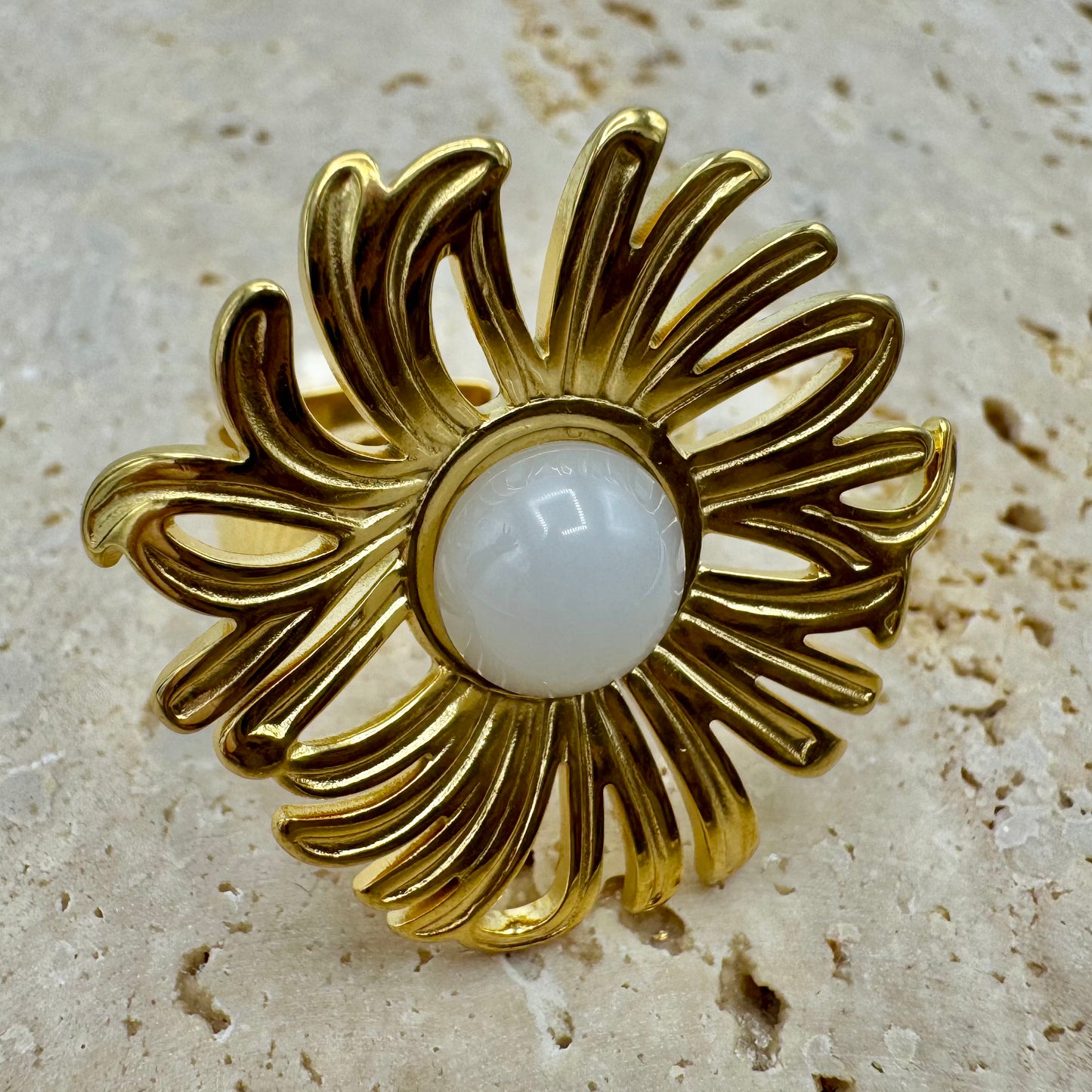 Anel Flor Grande Redonda Branco Dourado