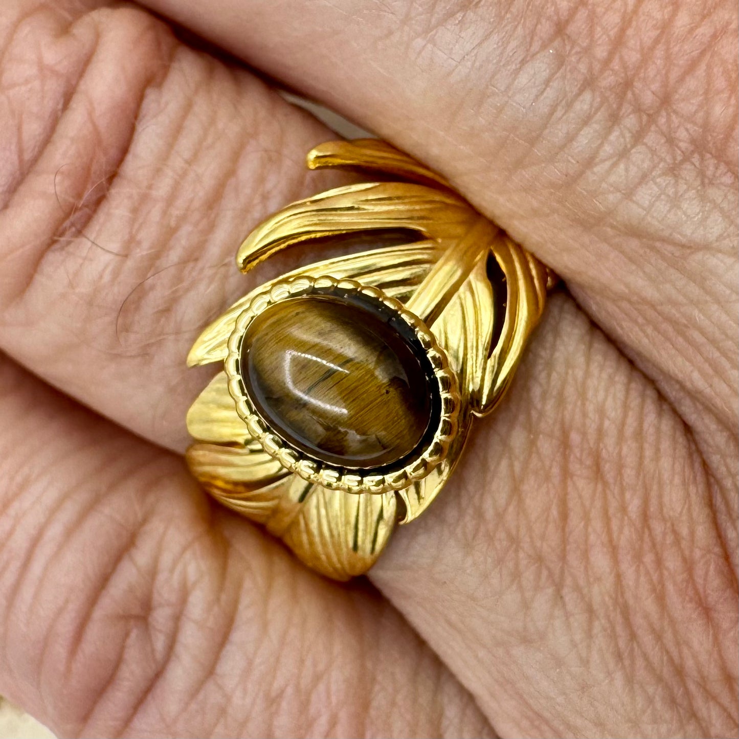 Anel Folha Pedra Oval Olho de Tigre Dourado