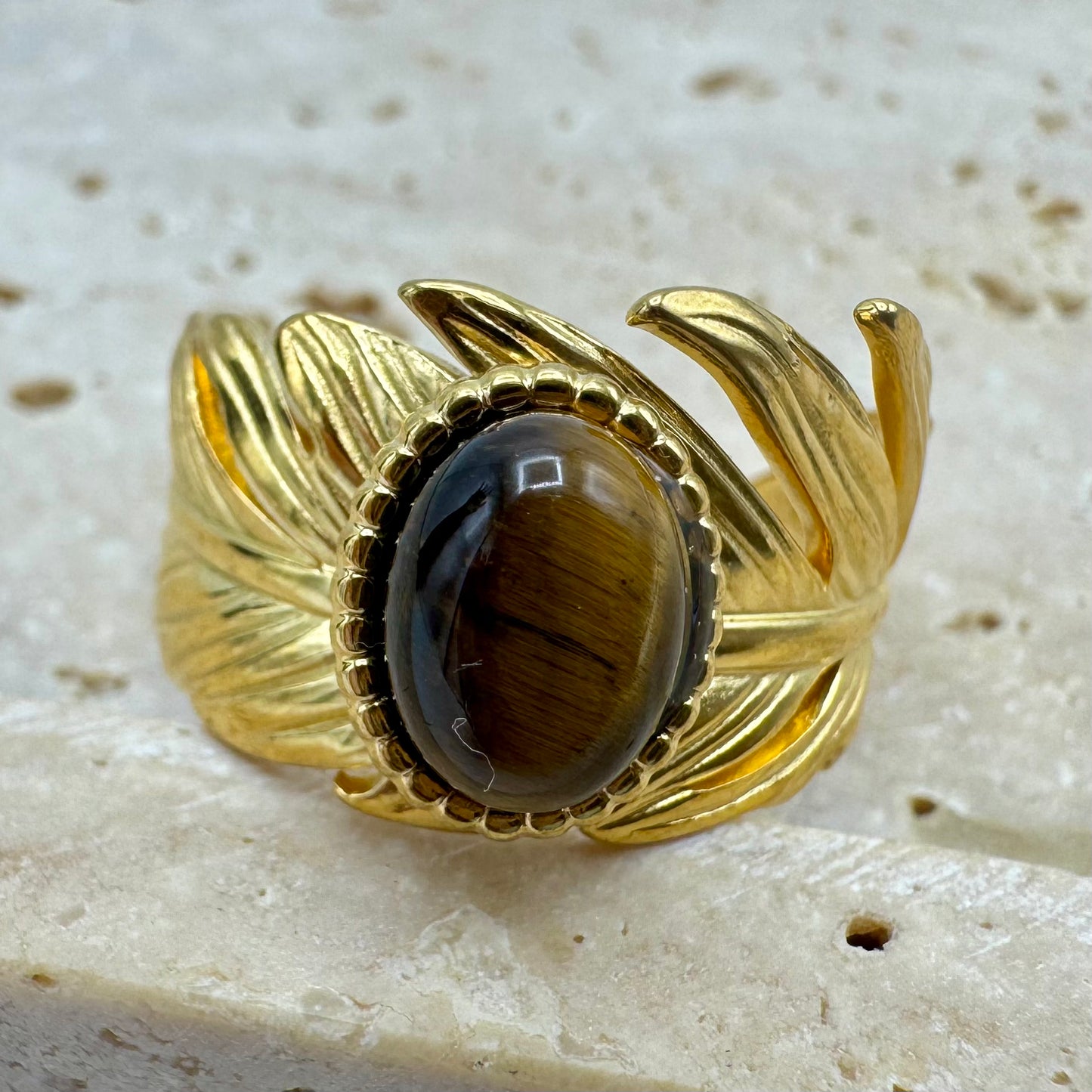 Anel Folha Pedra Oval Olho de Tigre Dourado
