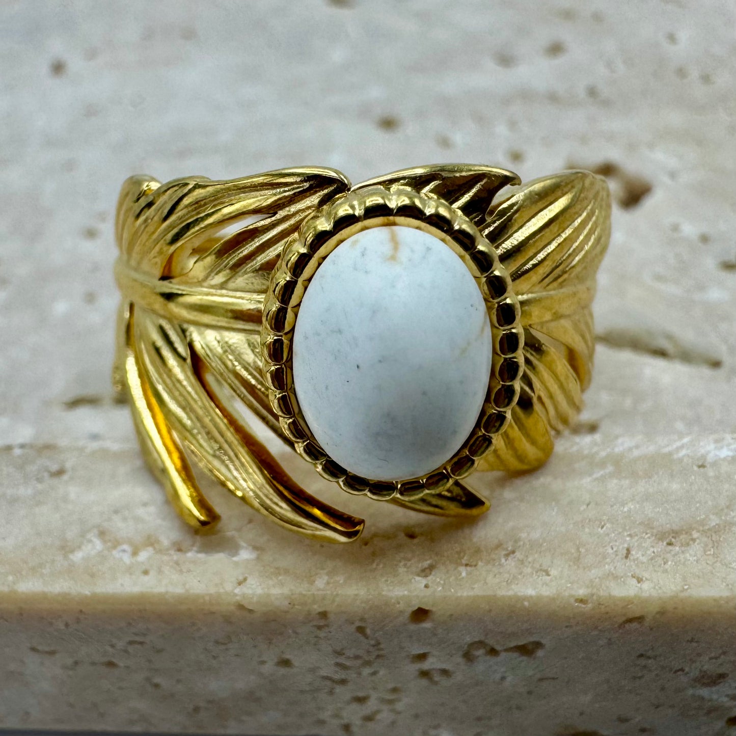 Anel Folha Pedra Oval Branco Dourado