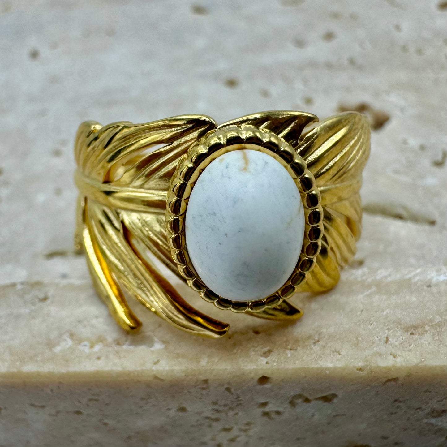 Anel Folha Pedra Oval Branco Dourado