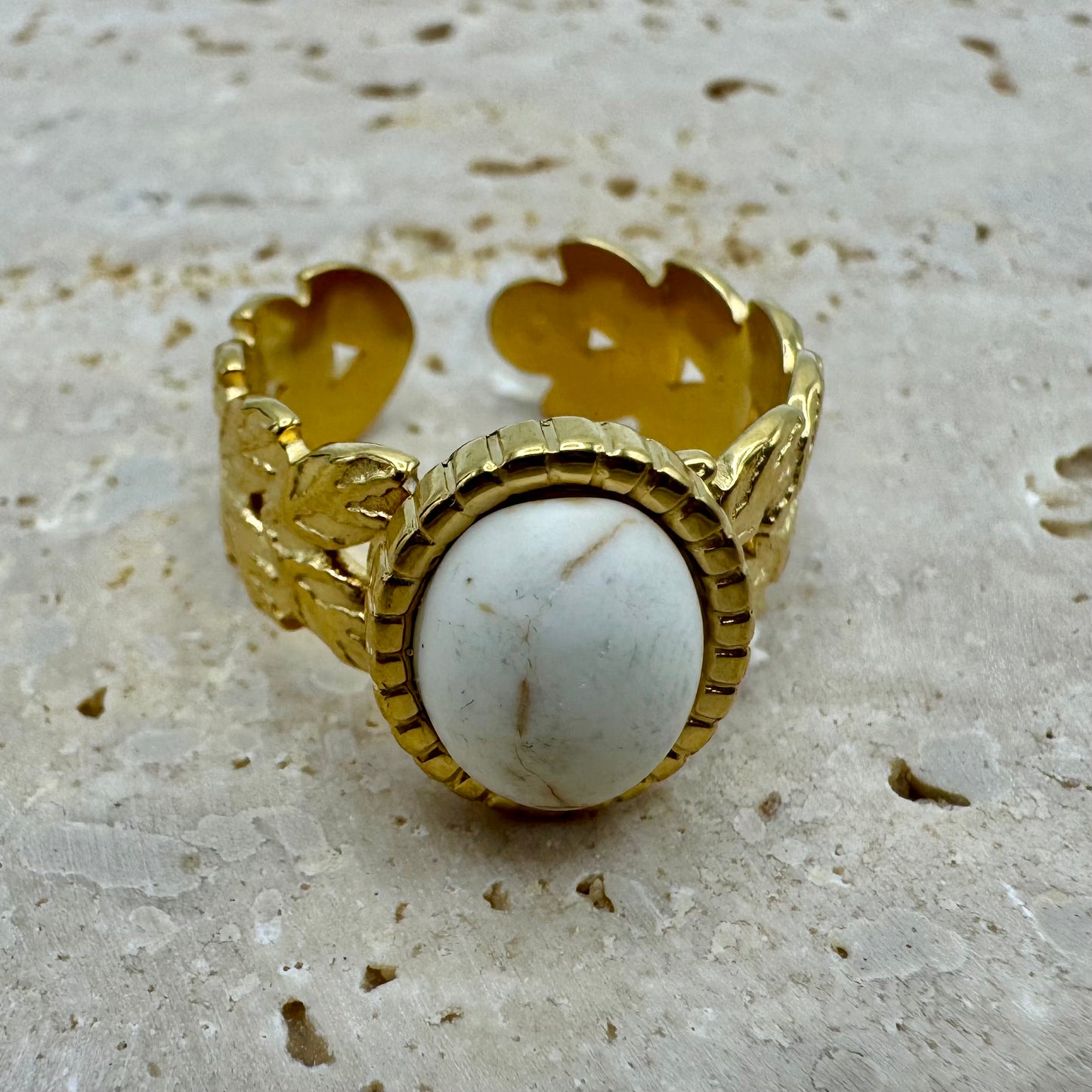 Anel Folhinhs Pedra Oval Branco Dourado