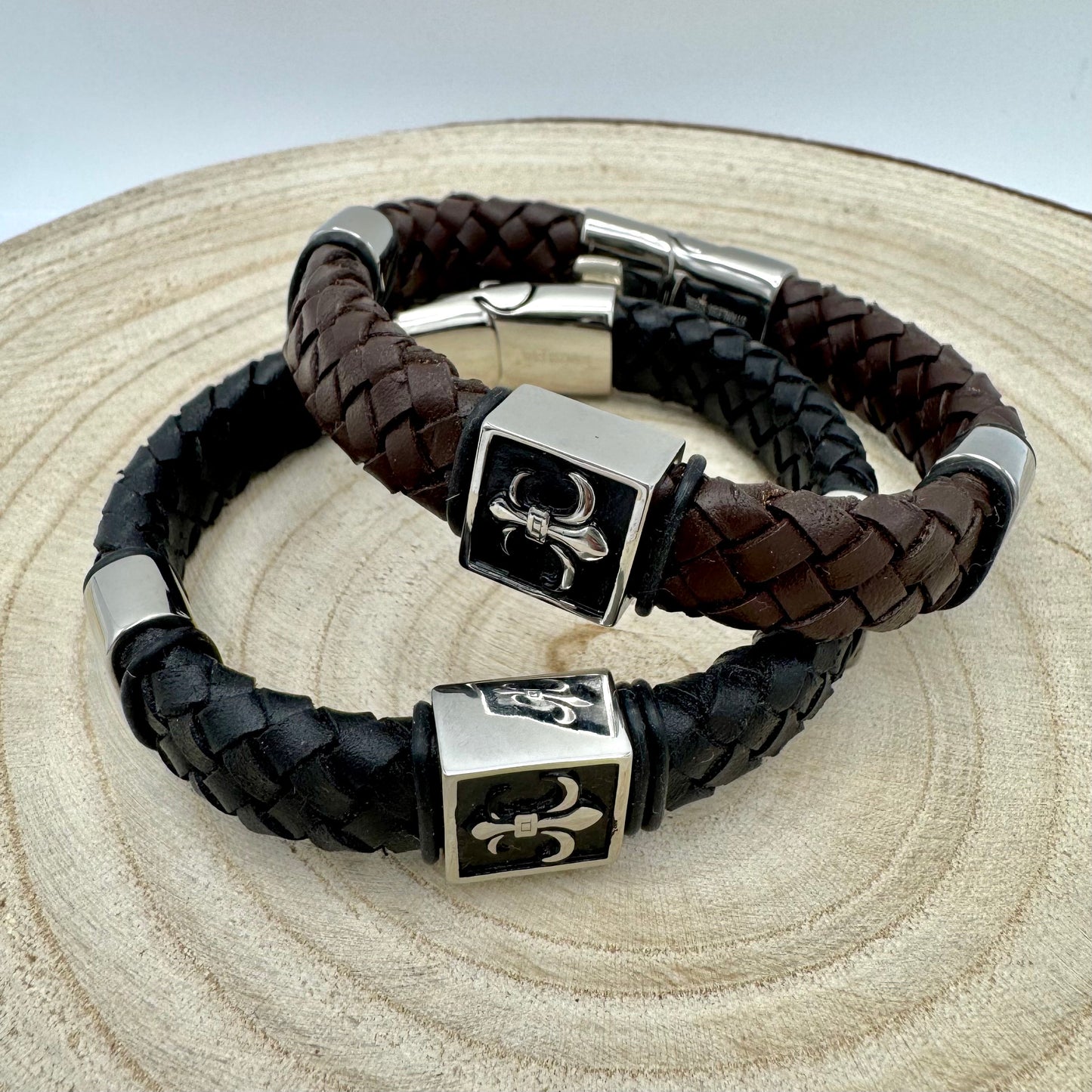 Pulseiras Homem em Couro Trançado - Quadrado Flor de Liz VARIEDADES