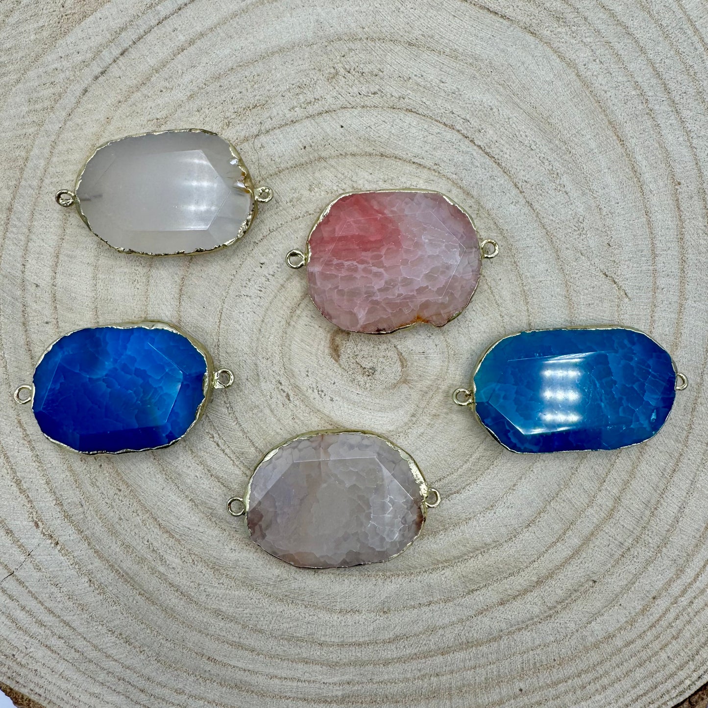 Pendentes de Pedra Pulida e Dourado VARIEDADES